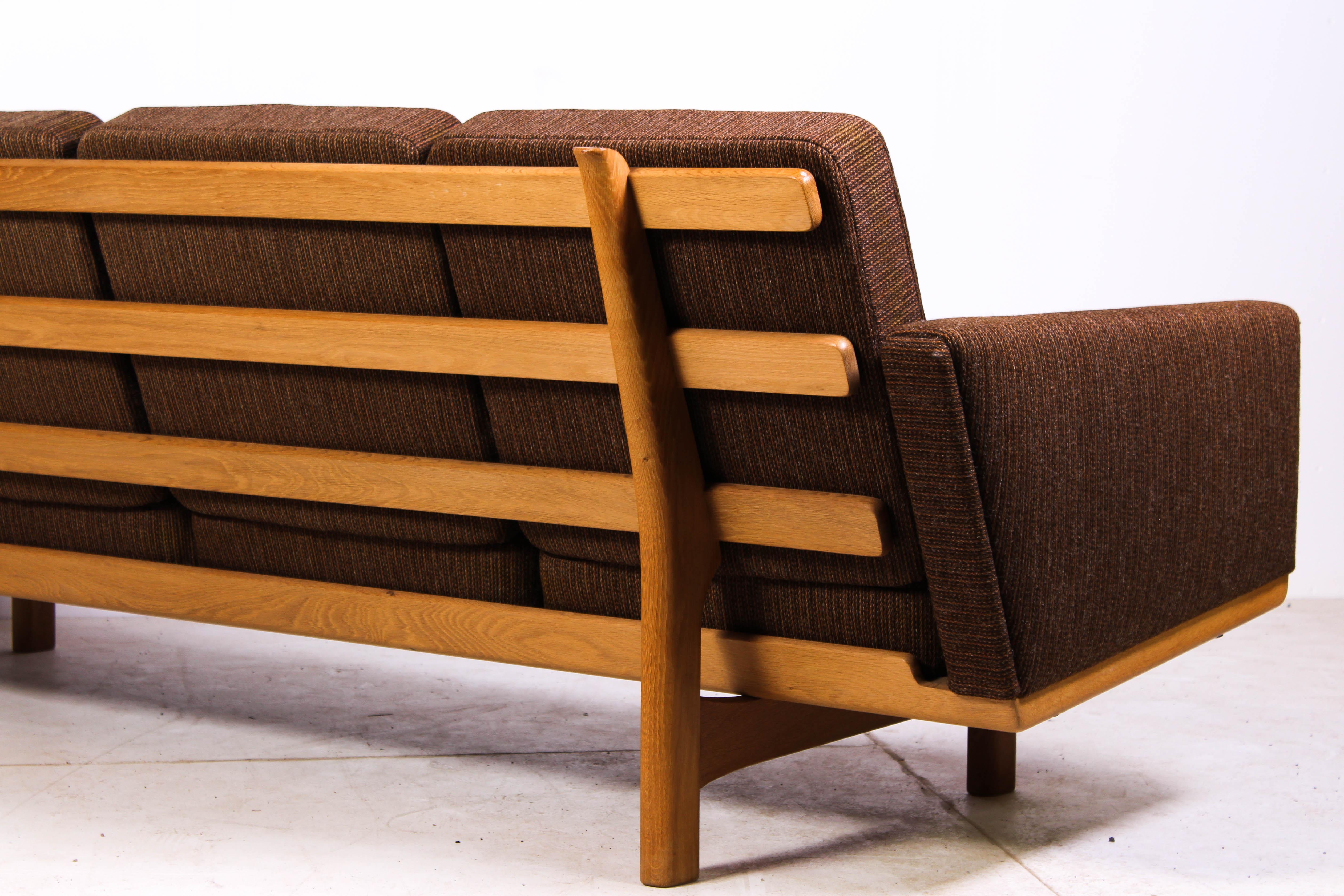 Midcentury Hans J Wegner GE-236/4 Oak Sofa by GETAMA For Sale 2