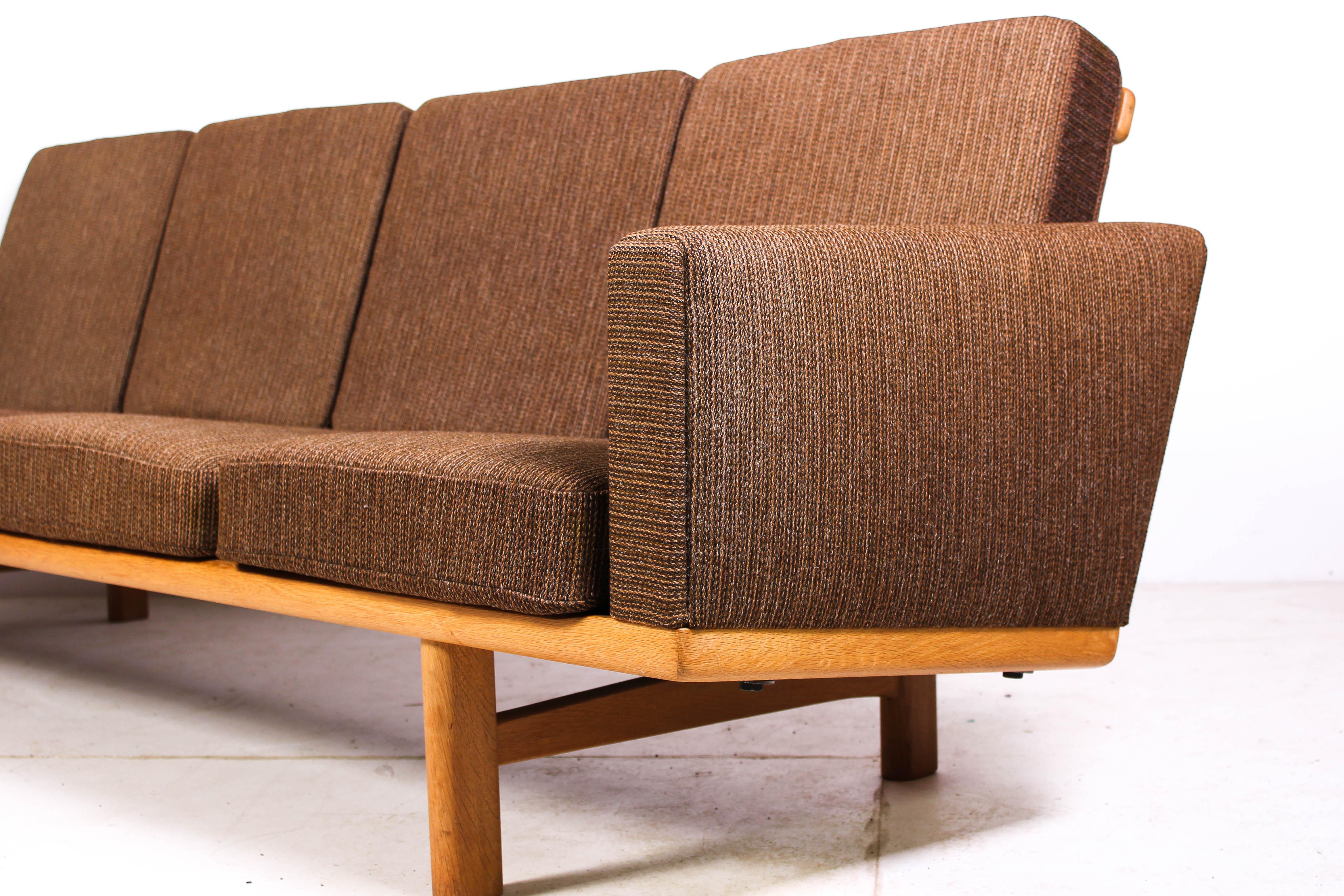 Midcentury Hans J Wegner GE-236/4 Oak Sofa by GETAMA (Skandinavische Moderne) im Angebot