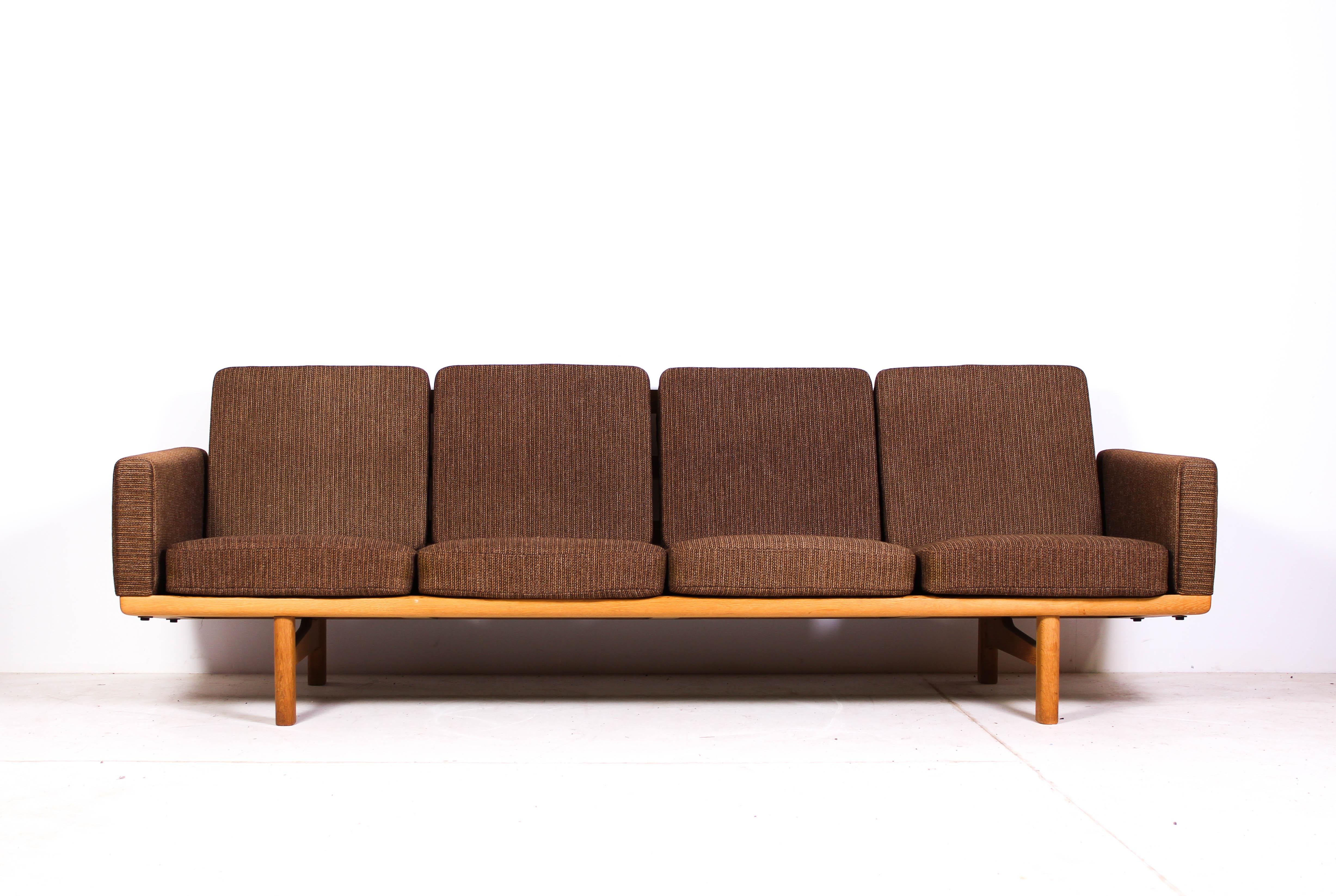 Midcentury Hans J Wegner GE-236/4 Oak Sofa by GETAMA im Zustand „Gut“ im Angebot in Malmo, SE
