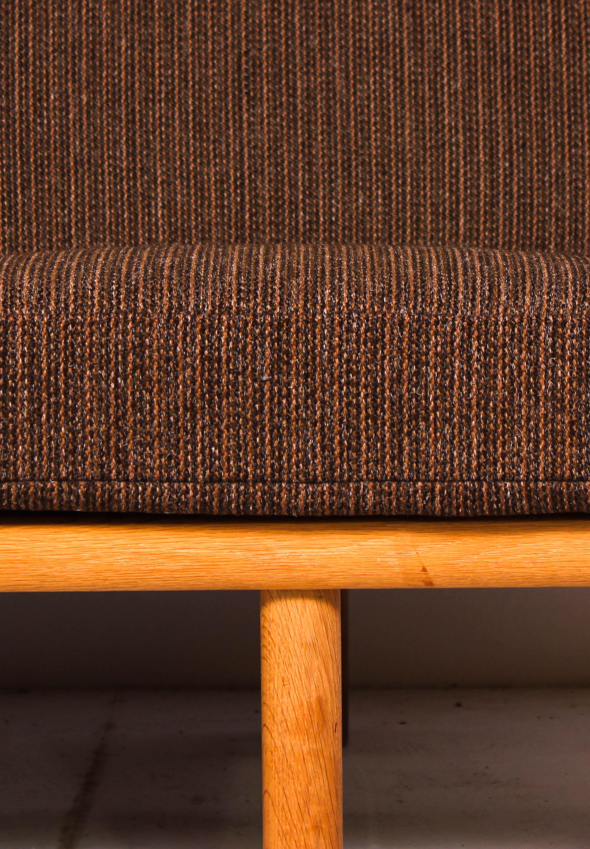 Midcentury Hans J Wegner GE-236/4 Oak Sofa by GETAMA In Good Condition For Sale In Malmo, SE
