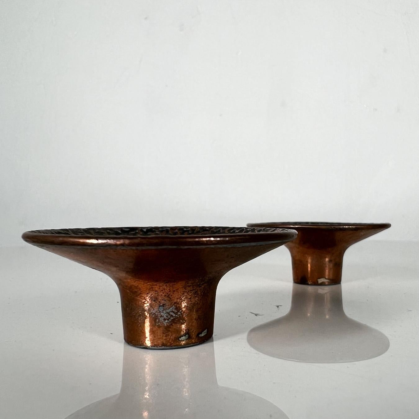 Mid-Century moderno Ferramenta del Midcentury Tiretti per cassetti rotondi martellati Pomoli in vendita