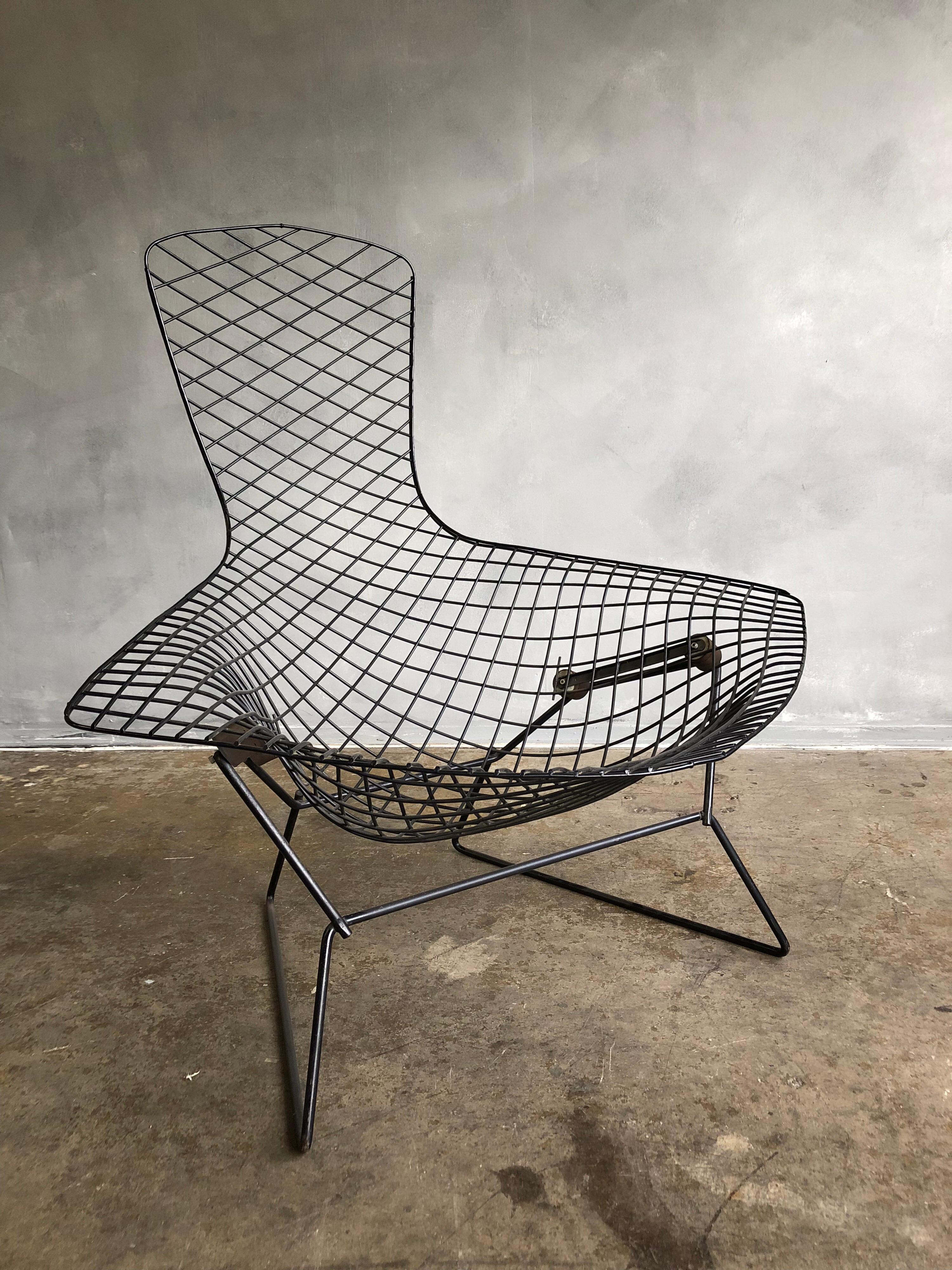 Midcentury Harry Bertoia bird chair. Wire framed lounge chair in excellent condition.