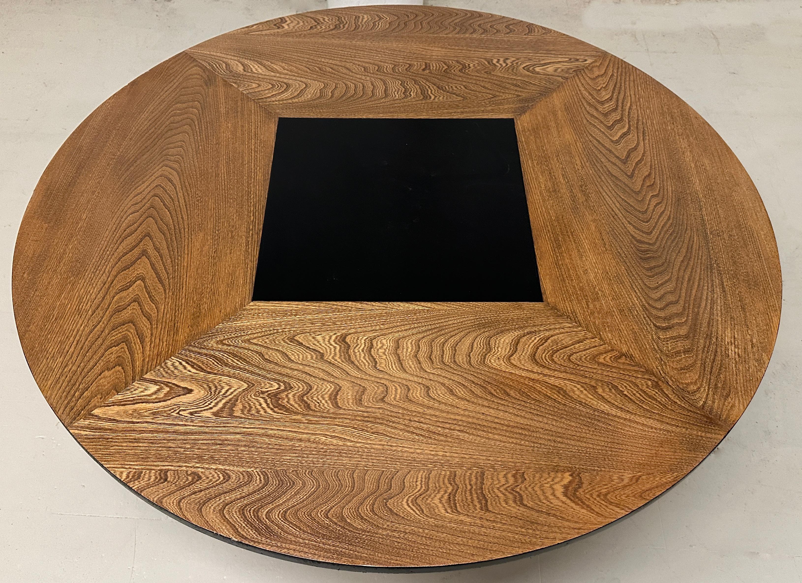 Dieser runde Couchtisch aus schwarzem Nussbaumholz, der von Harvey Probber entworfen wurde, ist nicht nur ein funktionales Stück, sondern auch ein Statement für das klassische Design der Jahrhundertmitte.

Der Tisch steht auf Beinen, die in einer