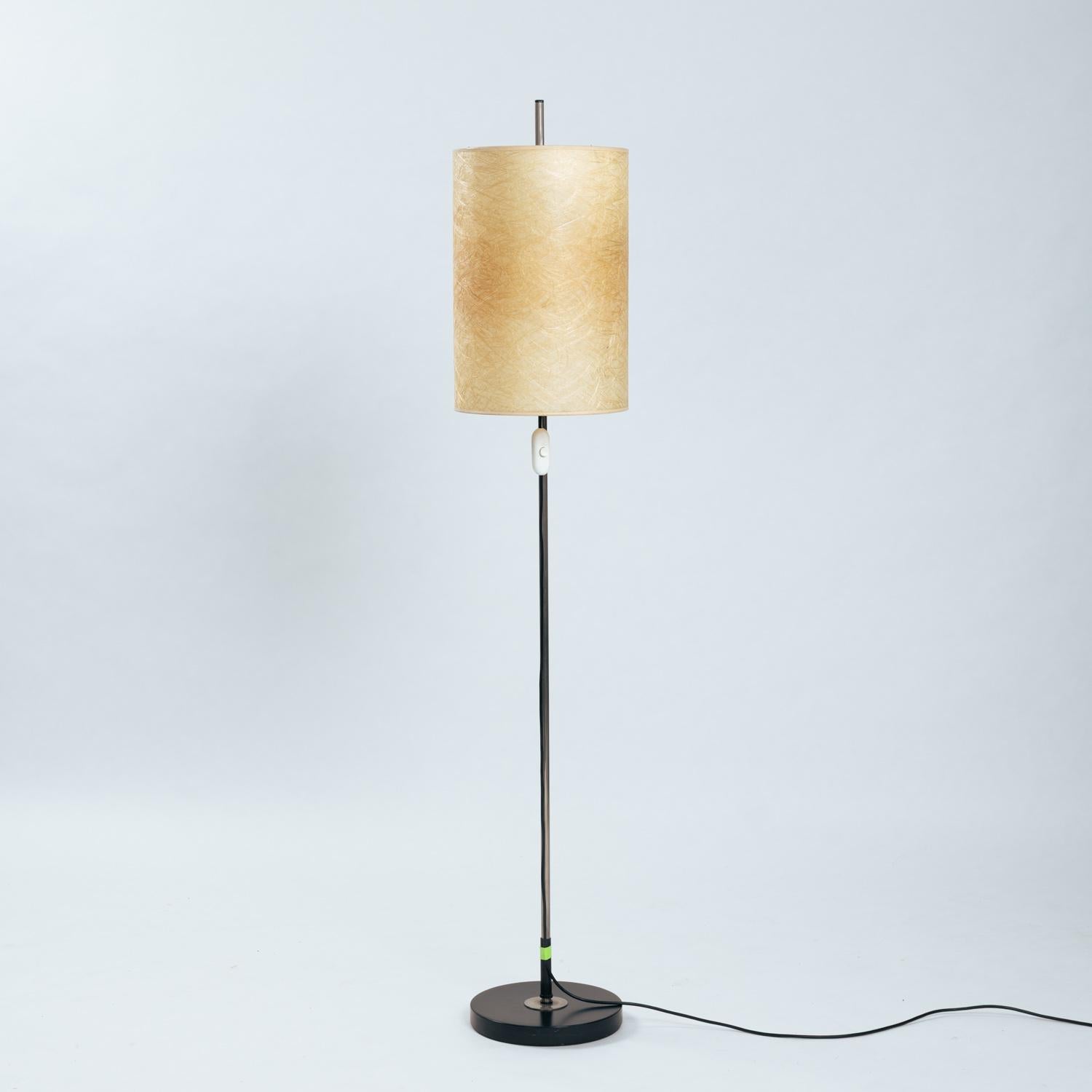 Mitte des Jahrhunderts höhenverstellbare Stehleuchte aus Fiberglas, 1960er Jahre (Dänisch) im Angebot