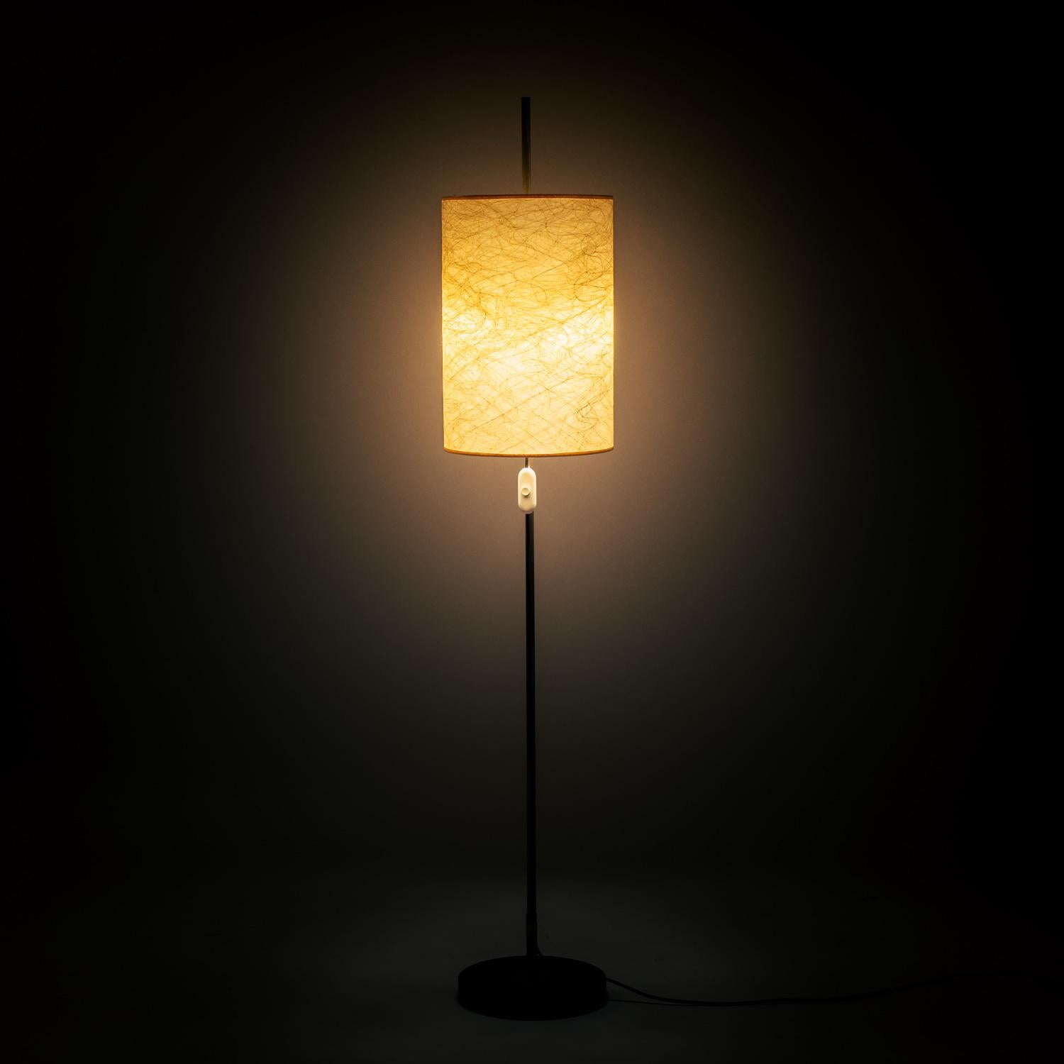 Mitte des Jahrhunderts höhenverstellbare Stehleuchte aus Fiberglas, 1960er Jahre (Metall) im Angebot