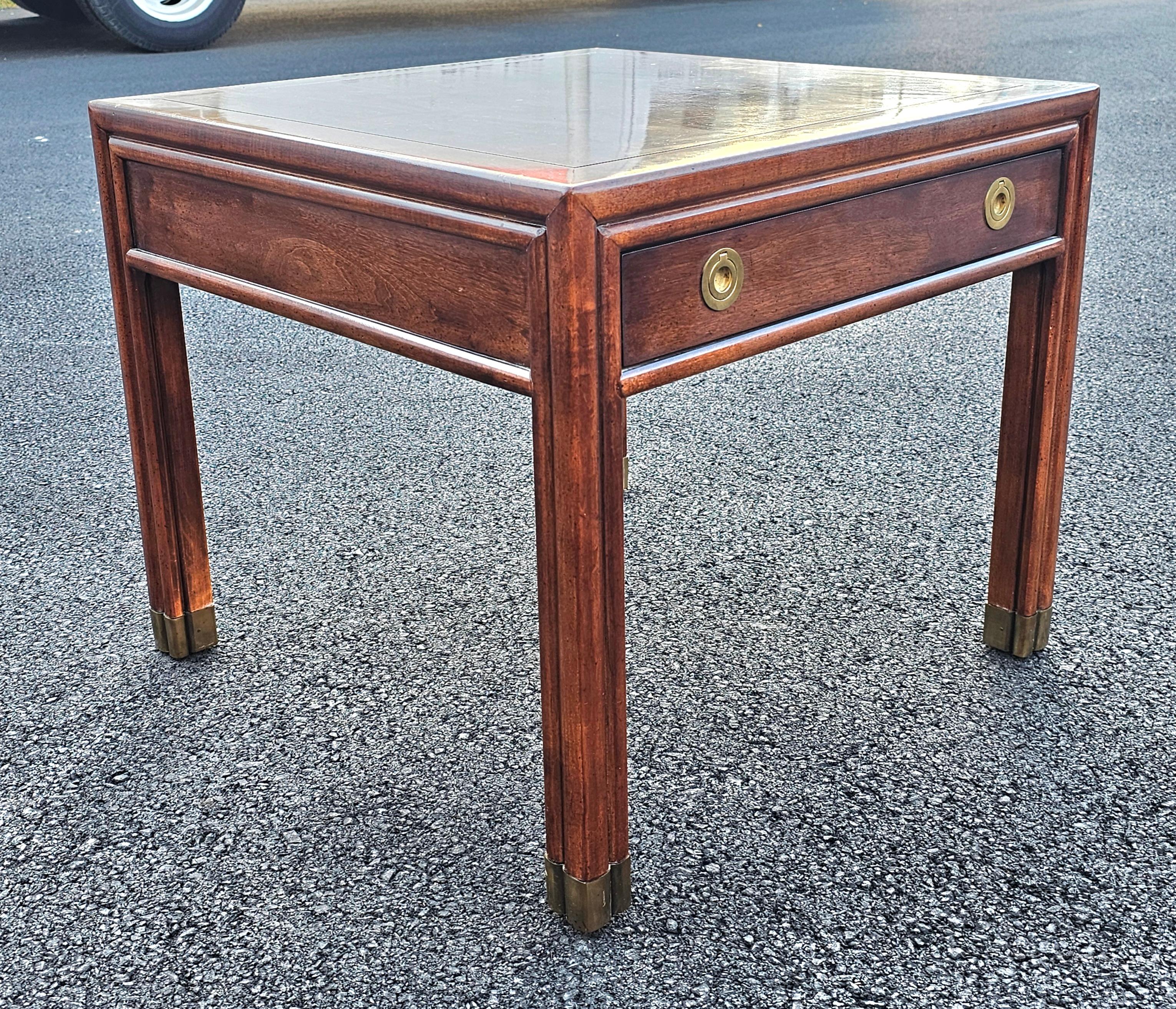Table d'appoint à un tiroir en acajou du milieu du siècle Henredon avec accents en laiton en vente 2