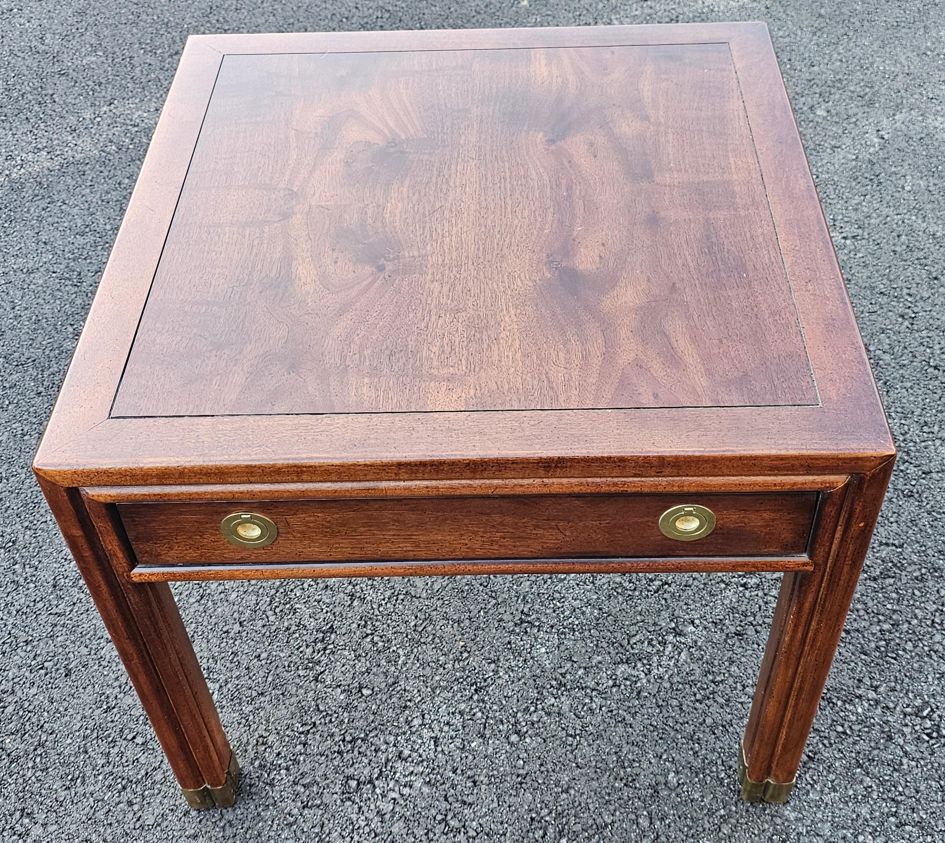 Table d'appoint à un tiroir en acajou de style Canpaign du milieu du siècle dernier de Henredon avec accents en laiton.
Mesure 24