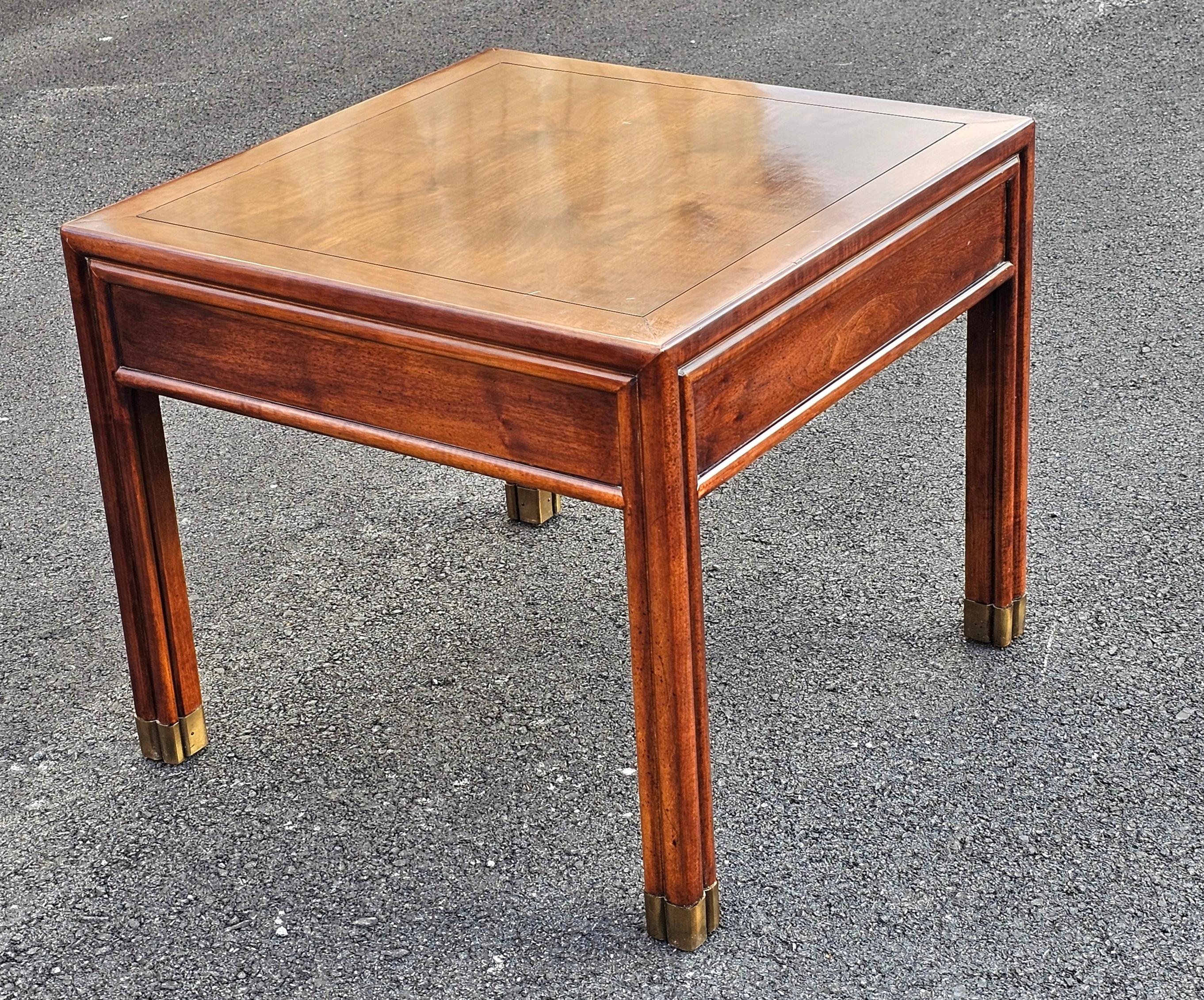 Campagne Table d'appoint à un tiroir en acajou du milieu du siècle Henredon avec accents en laiton en vente