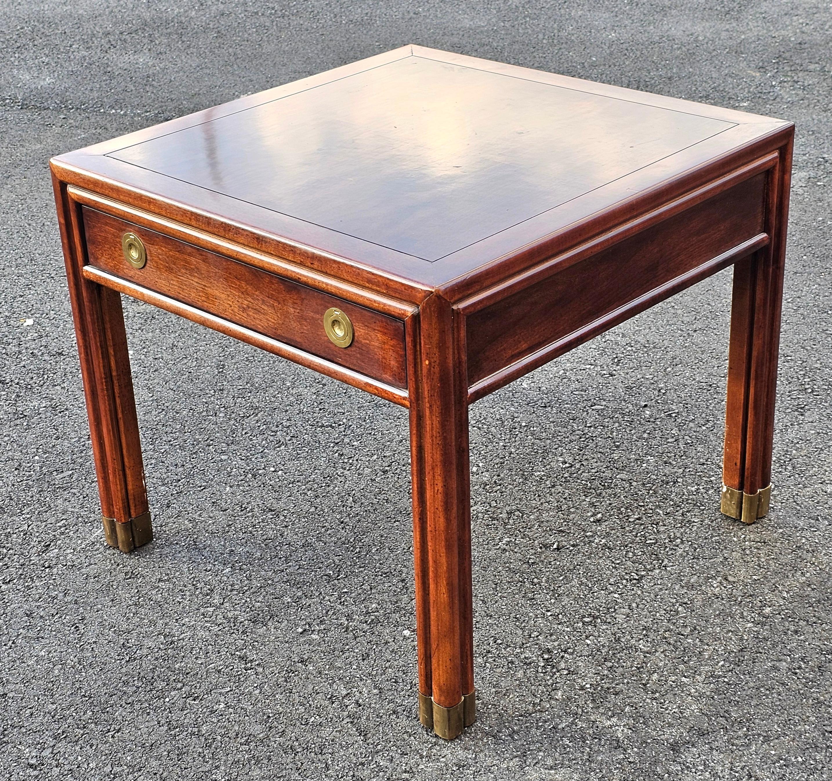 Américain Table d'appoint à un tiroir en acajou du milieu du siècle Henredon avec accents en laiton en vente