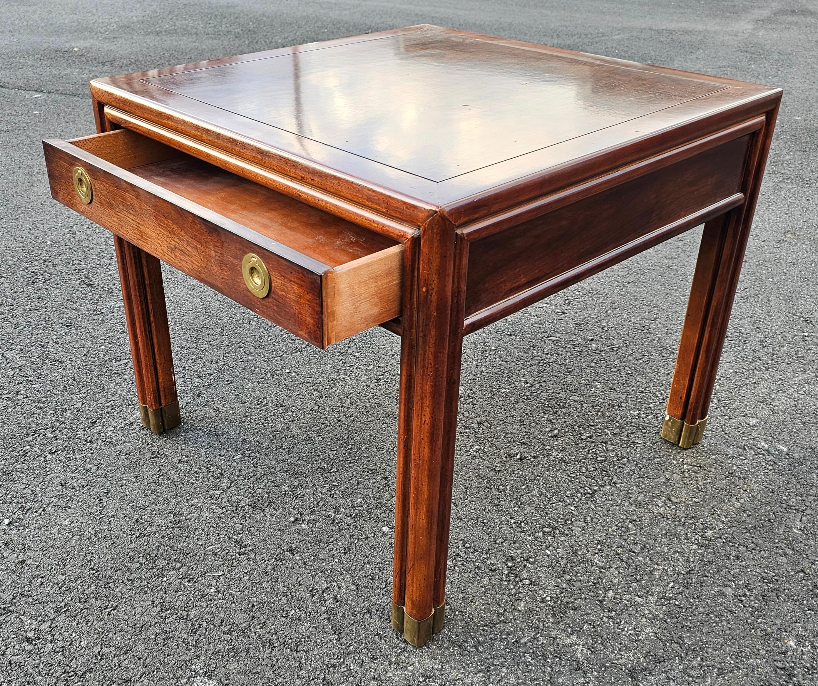 Autre Table d'appoint à un tiroir en acajou du milieu du siècle Henredon avec accents en laiton en vente