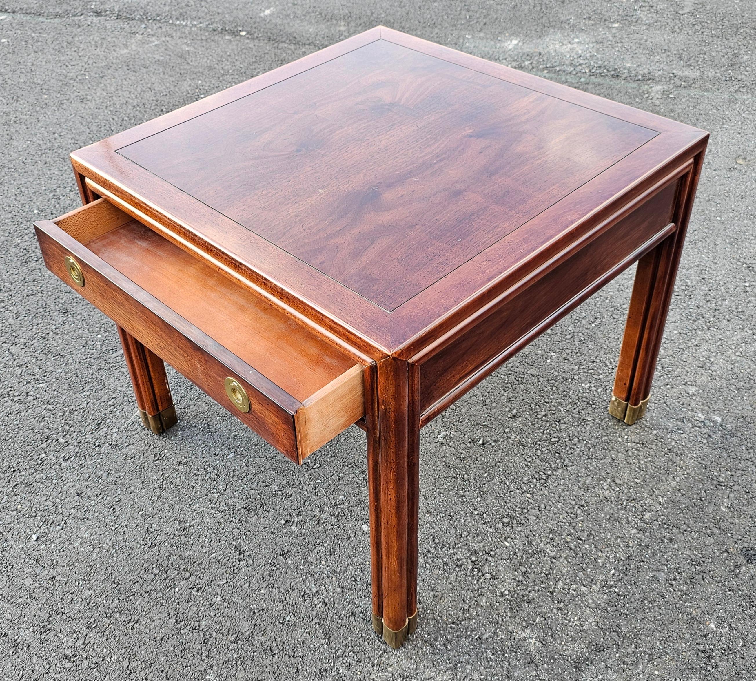 Table d'appoint à un tiroir en acajou du milieu du siècle Henredon avec accents en laiton Bon état - En vente à Germantown, MD