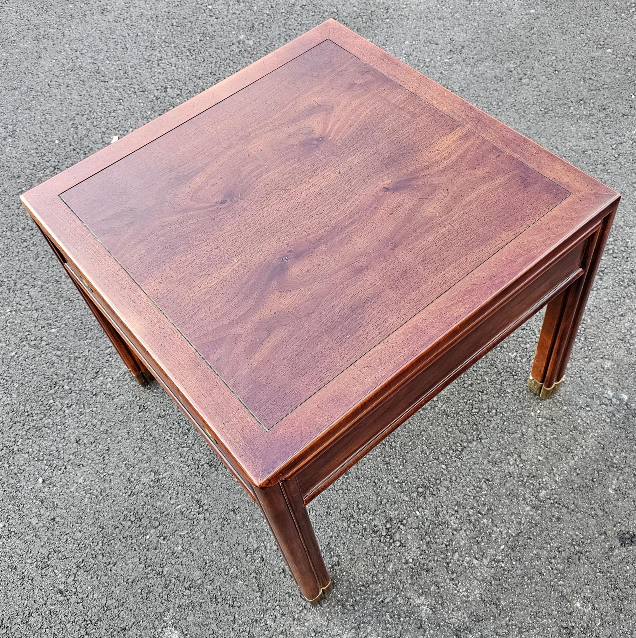 20ième siècle Table d'appoint à un tiroir en acajou du milieu du siècle Henredon avec accents en laiton en vente