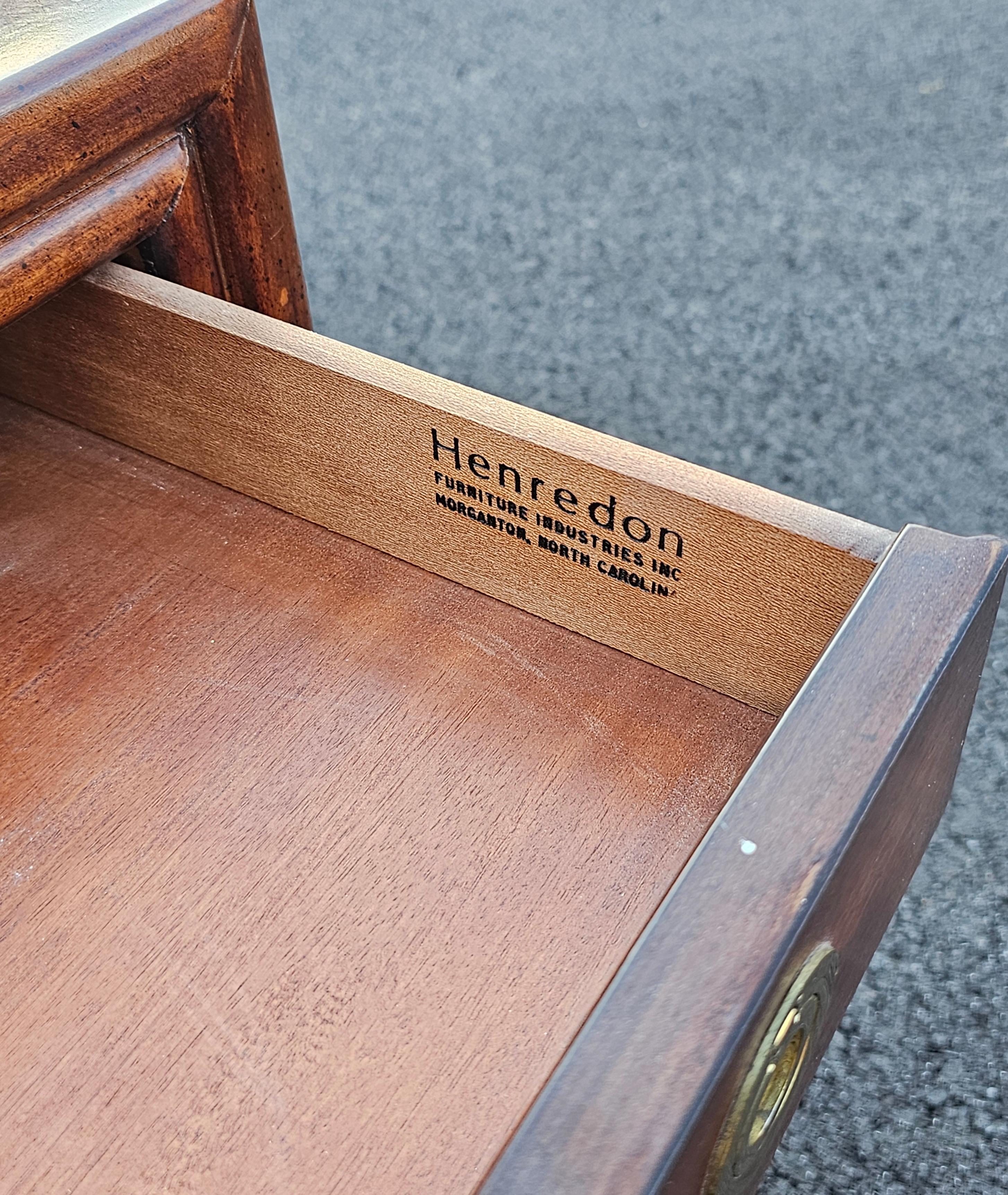 Acajou Table d'appoint à un tiroir en acajou du milieu du siècle Henredon avec accents en laiton en vente