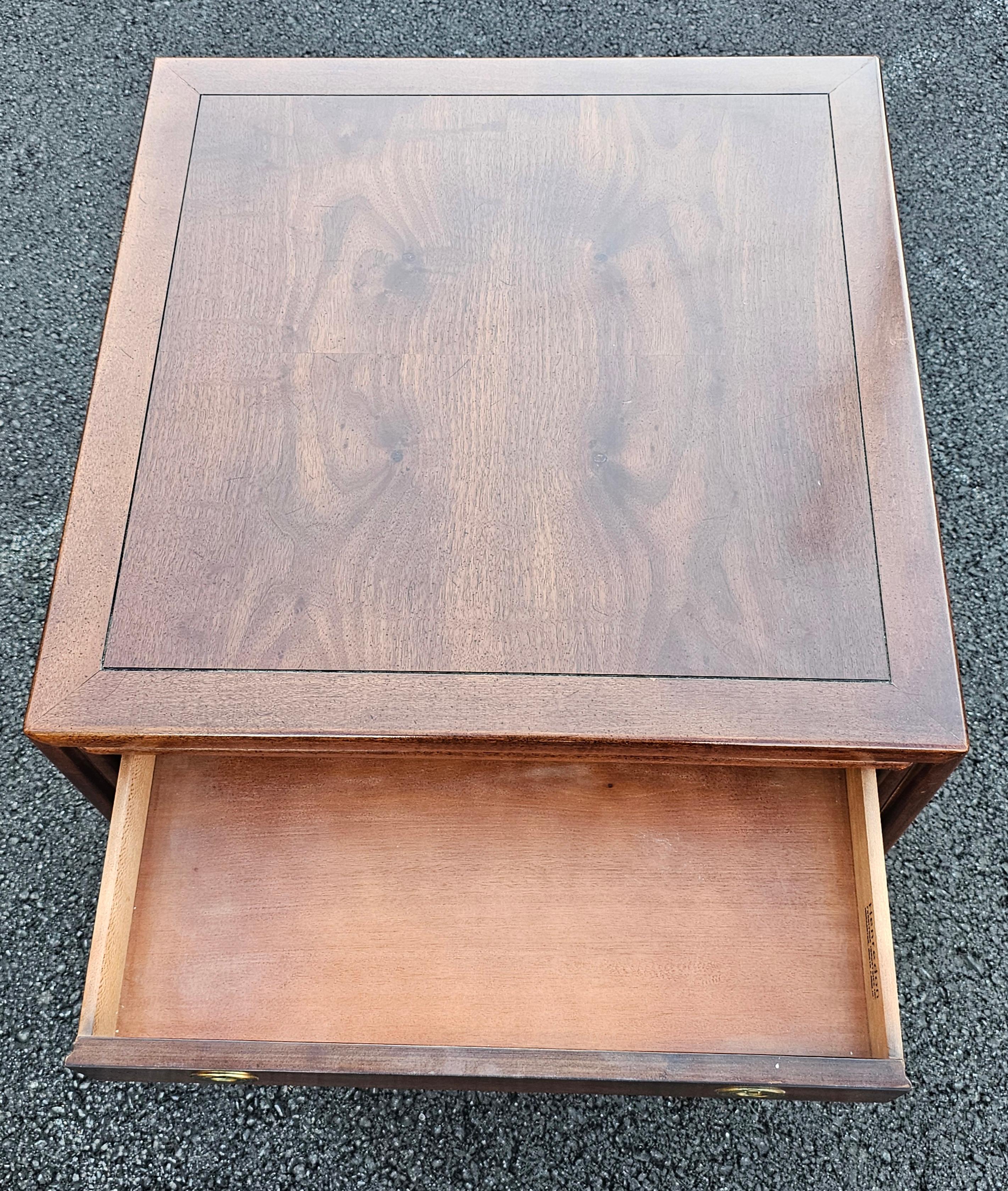 Table d'appoint à un tiroir en acajou du milieu du siècle Henredon avec accents en laiton en vente 1