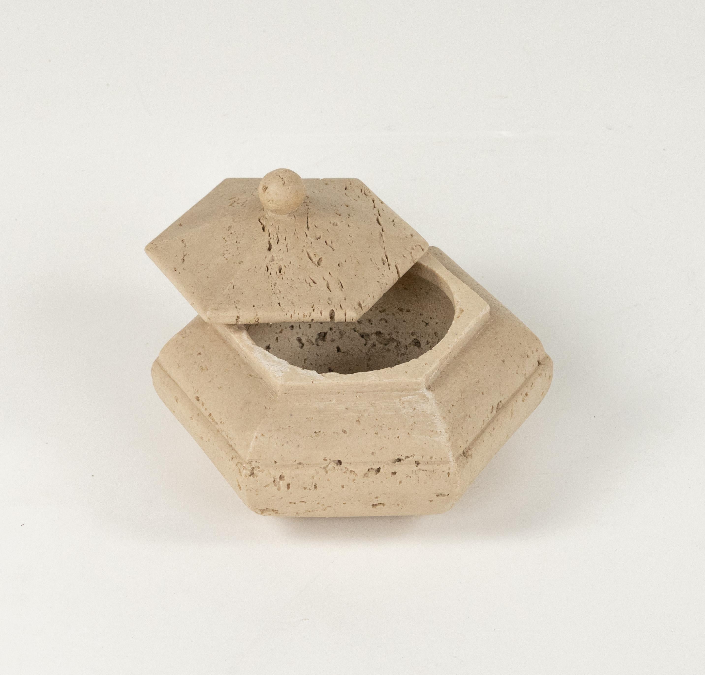 Boîte hexagonale en travertin de style Fratelli Mannelli, Italie, années 1970 en vente 3