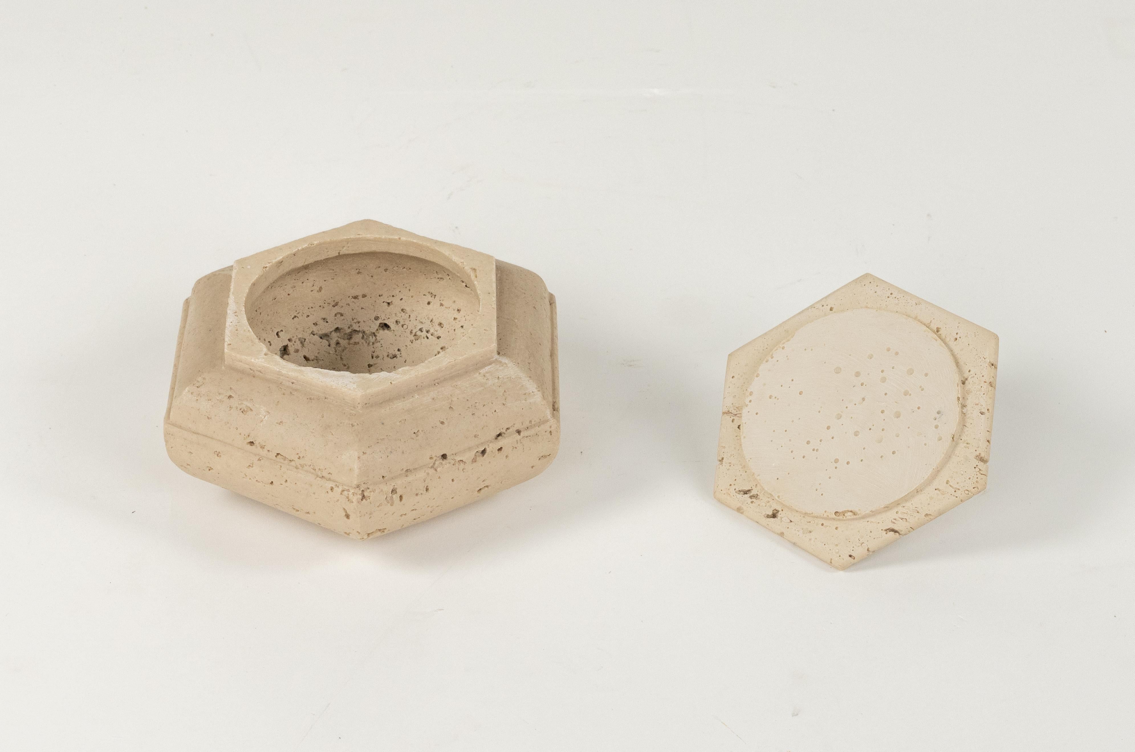 Boîte hexagonale en travertin de style Fratelli Mannelli, Italie, années 1970 en vente 4