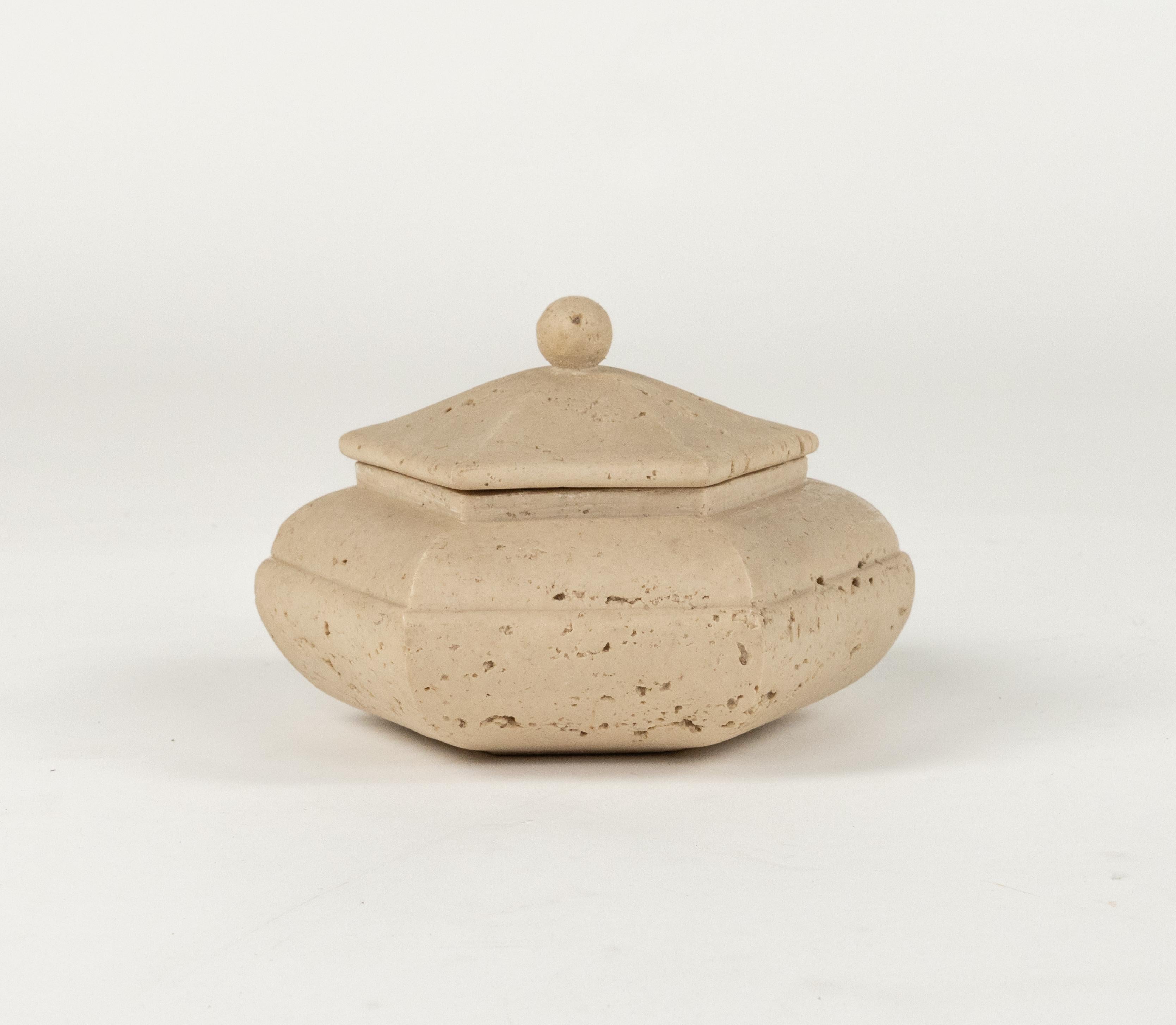 Mid-Century Modern Boîte hexagonale en travertin de style Fratelli Mannelli, Italie, années 1970 en vente