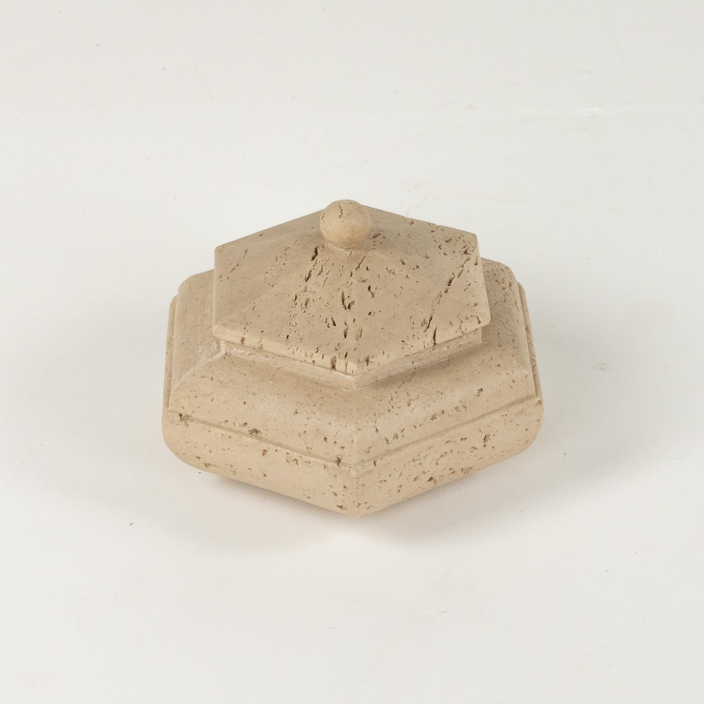 italien Boîte hexagonale en travertin de style Fratelli Mannelli, Italie, années 1970 en vente