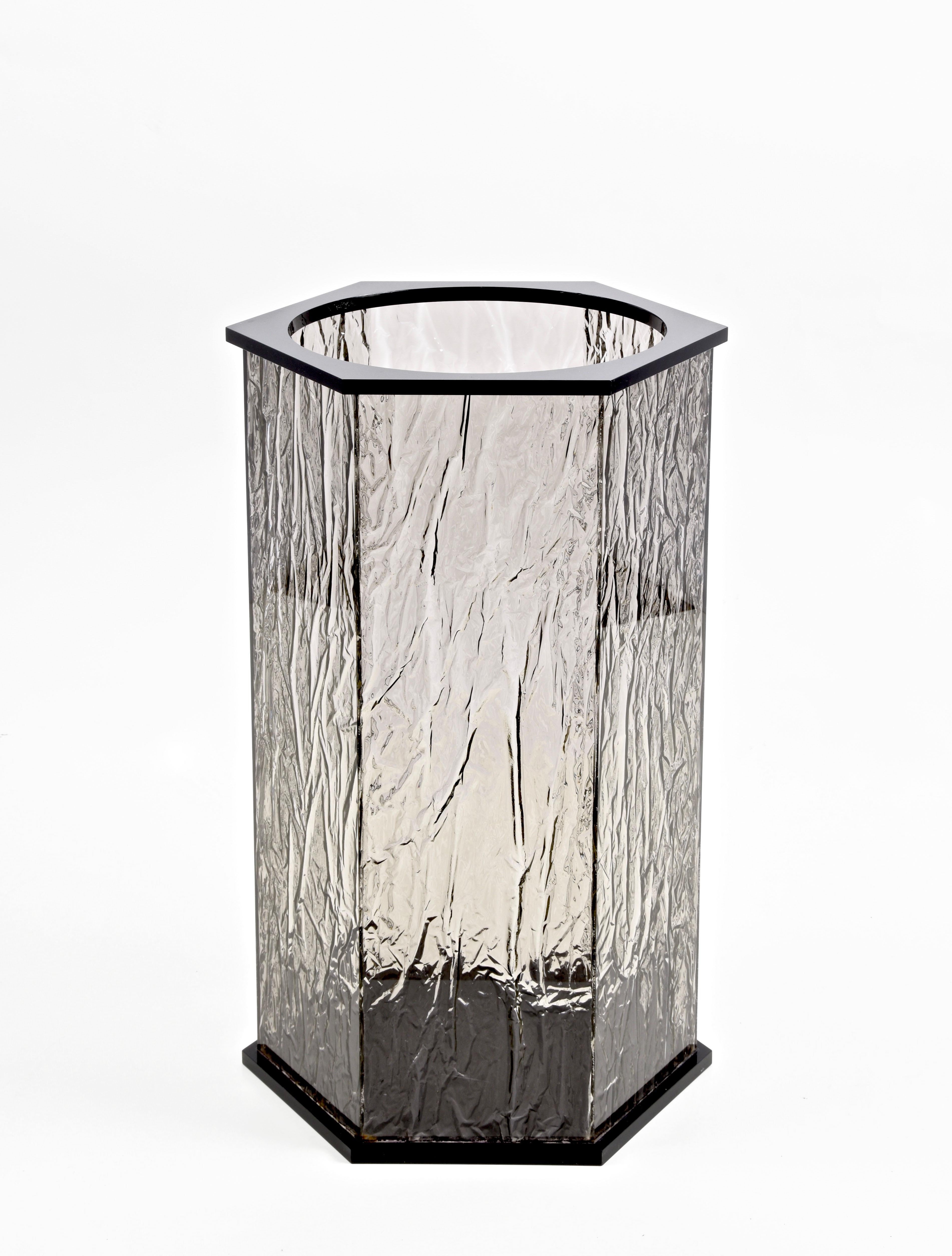 Midcentury hexagonal umbrella stands in ice and black Lucite. This stunning item was produced after Willy Rizzo, 1980s

This piece has beautiful yet simple lines, with a clear inspiration from Willy Rizzo's design. The Lucite is designed in order