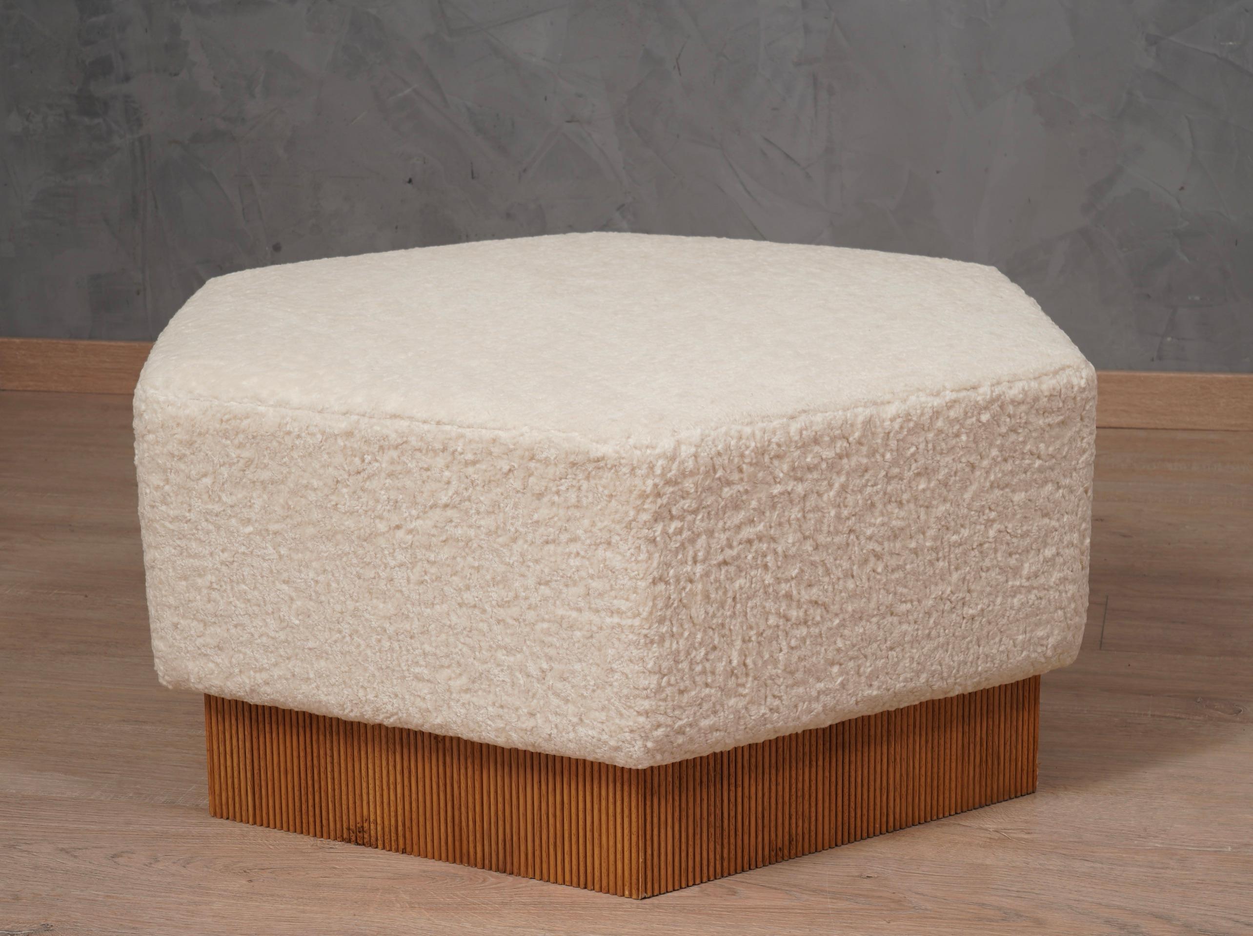 Very particular design and character for a large pouf in wood and white fabric. The pouf has a very elegant design, it is upholstered along its entire perimeter and therefore can be placed centrally in a room.

The pouf is hexagonal in shape, it is