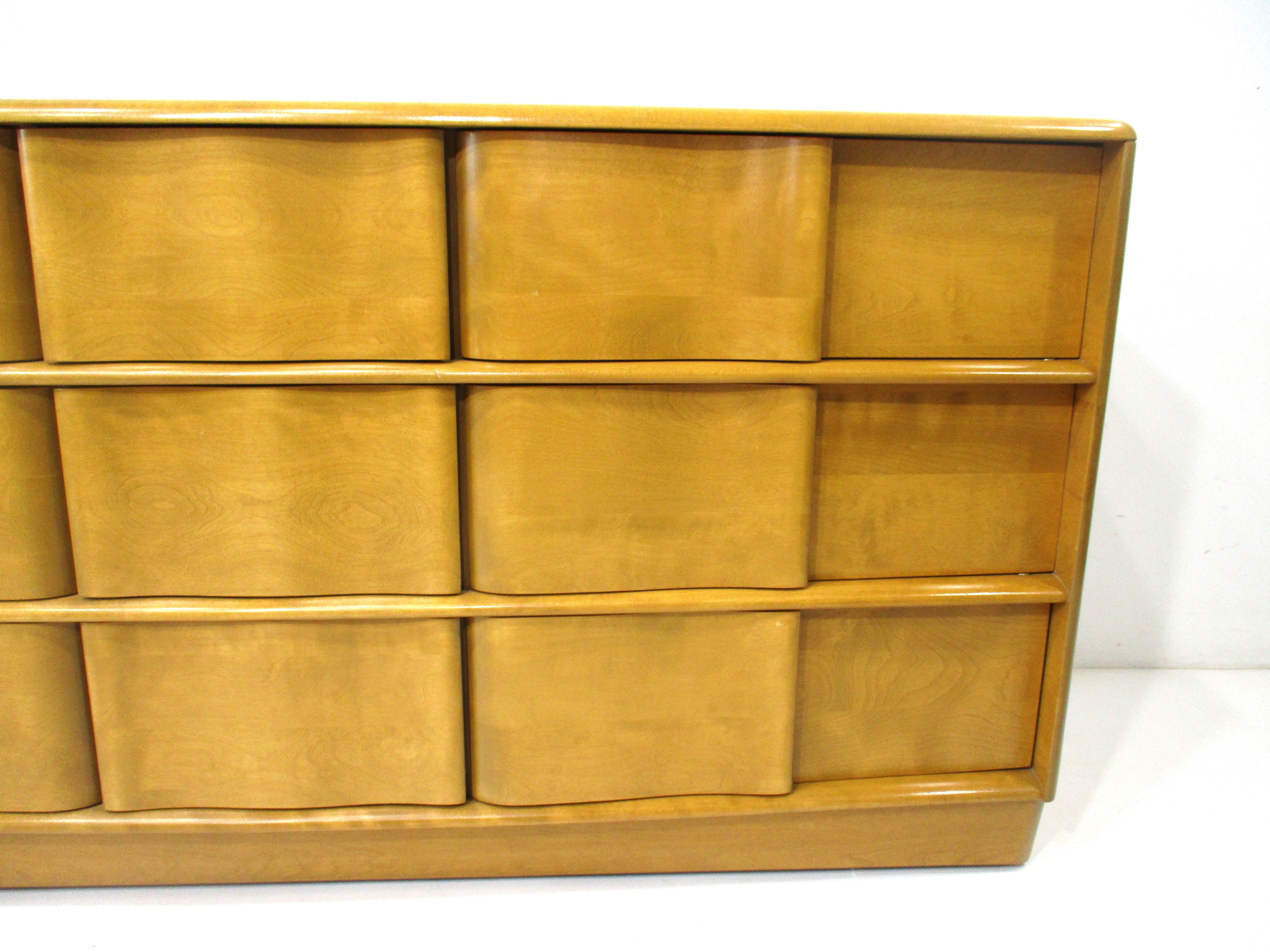 Mid-Century moderno Comò triplo Heywood-Wakefield Sculptura di Leo Jiranek del Medioevo