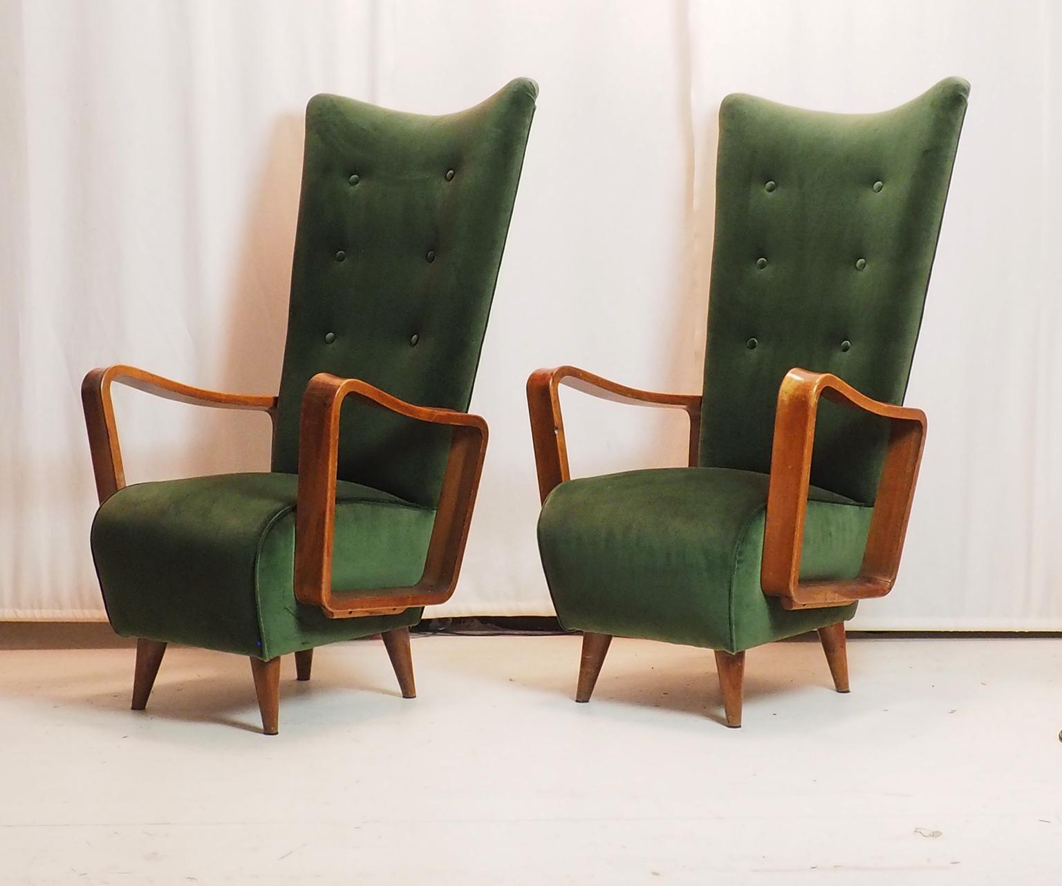 Splendid pair of armchairs designed by the Italian architect Pietro Lingeri,
with high back and pronounced wooden armrests.
Covered with a green oak velvet, pure Italian cotton.
Elegant and stylish.

Perfectly upholdtered with wonderful green Velvet