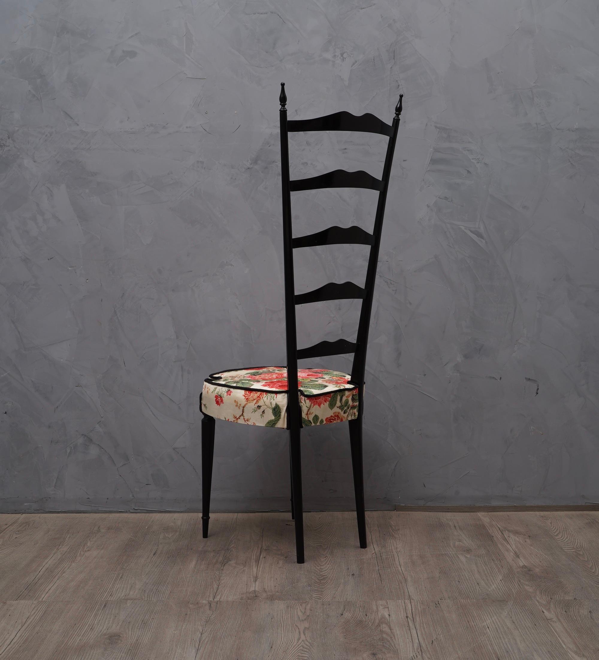 Sillas auxiliares chiavari italianas de mediados de siglo con respaldo alto de tela floreada, 1950 Moderno de mediados de siglo en venta