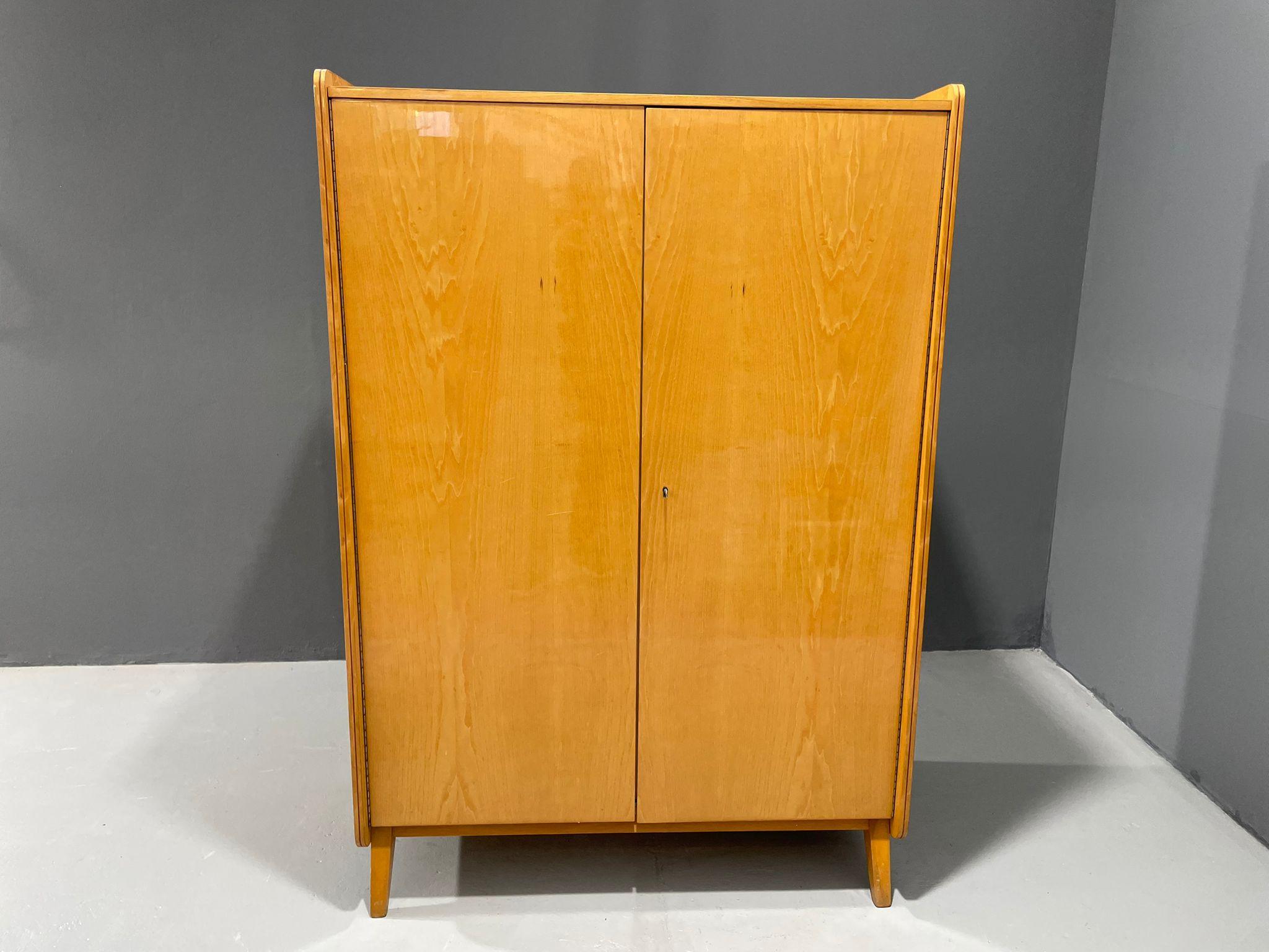 Hochglanzschrank aus der Mitte des Jahrhunderts von Tatra Nábytok, 1930er-1960er Jahre im Angebot 4