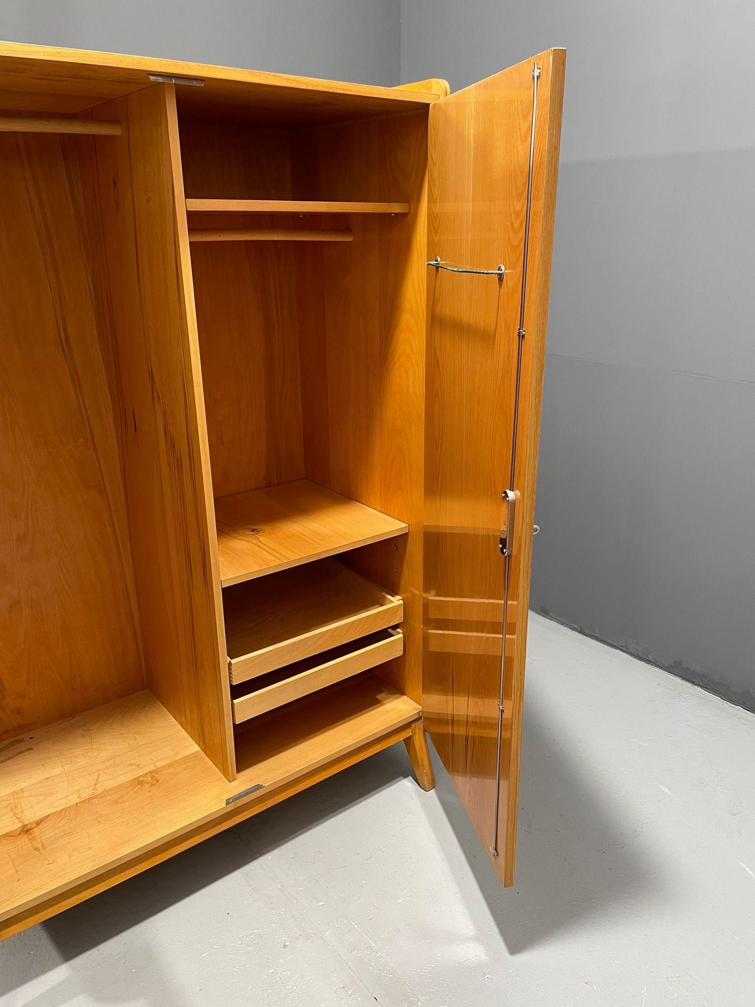Hochglanzschrank aus der Mitte des Jahrhunderts von Tatra Nábytok, 1930er-1960er Jahre im Angebot 6