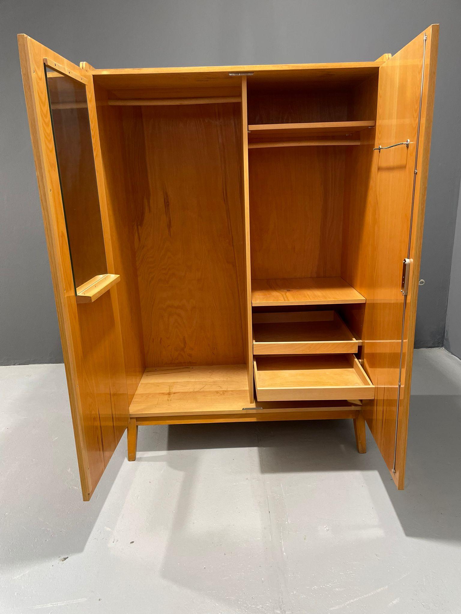 Hochglanzschrank aus der Mitte des Jahrhunderts von Tatra Nábytok, 1930er-1960er Jahre (Art déco) im Angebot