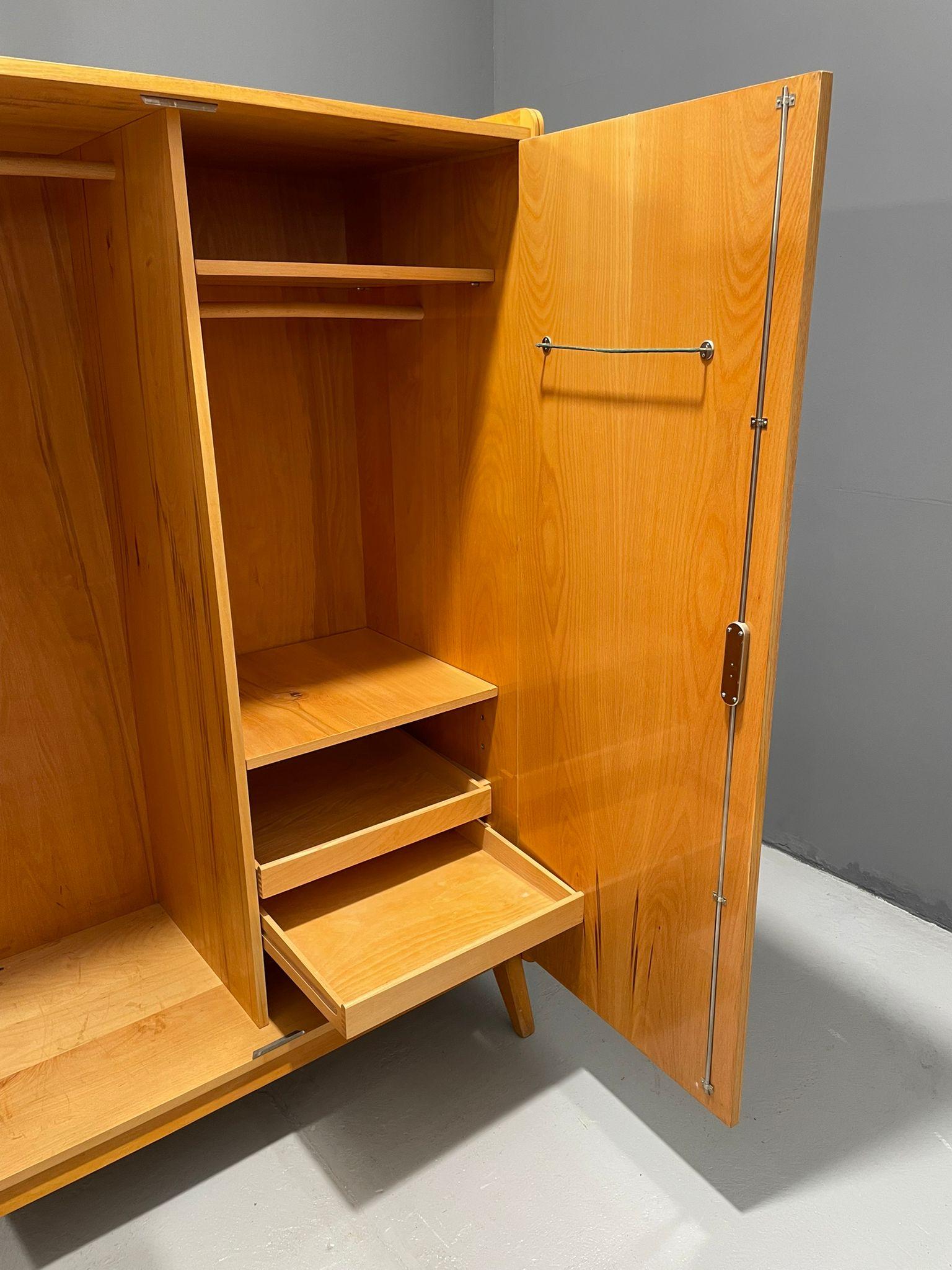 Hochglanzschrank aus der Mitte des Jahrhunderts von Tatra Nábytok, 1930er-1960er Jahre im Zustand „Gut“ im Angebot in Prague 8, CZ