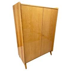Hochglanzschrank aus der Mitte des Jahrhunderts von Tatra Nábytok, 1930er-1960er Jahre