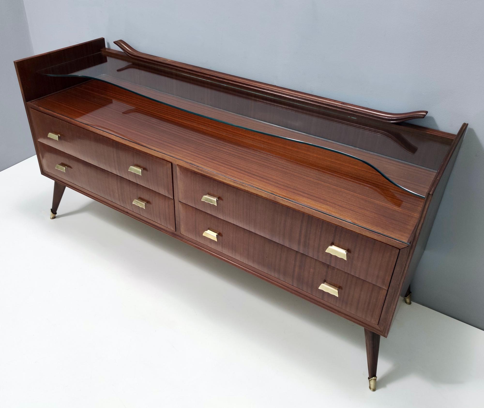 Vintage High-Quality Walnut Chest of Drawers with a Thick Glass Top, Italy In Excellent Condition For Sale In Bresso, Lombardy