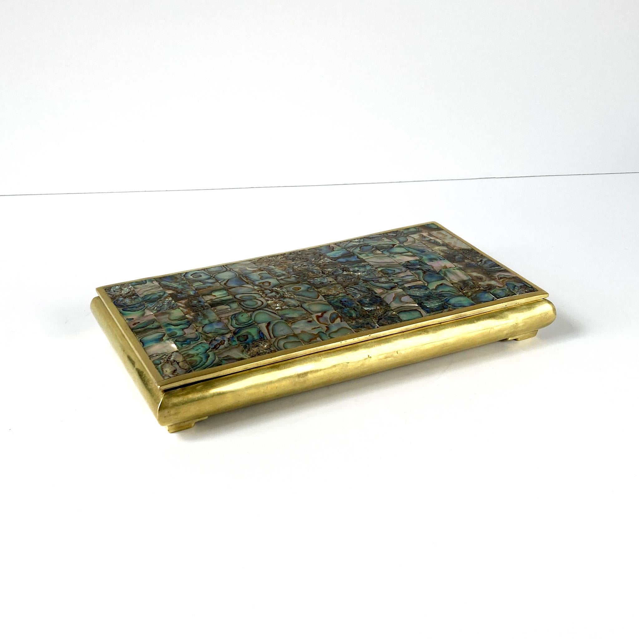 Scharnierbox aus Abalone-Muschel und Messing, Mosaikmuster auf dem Deckel, mit Holz ausgekleidet, Mitte des Jahrhunderts im Angebot 3