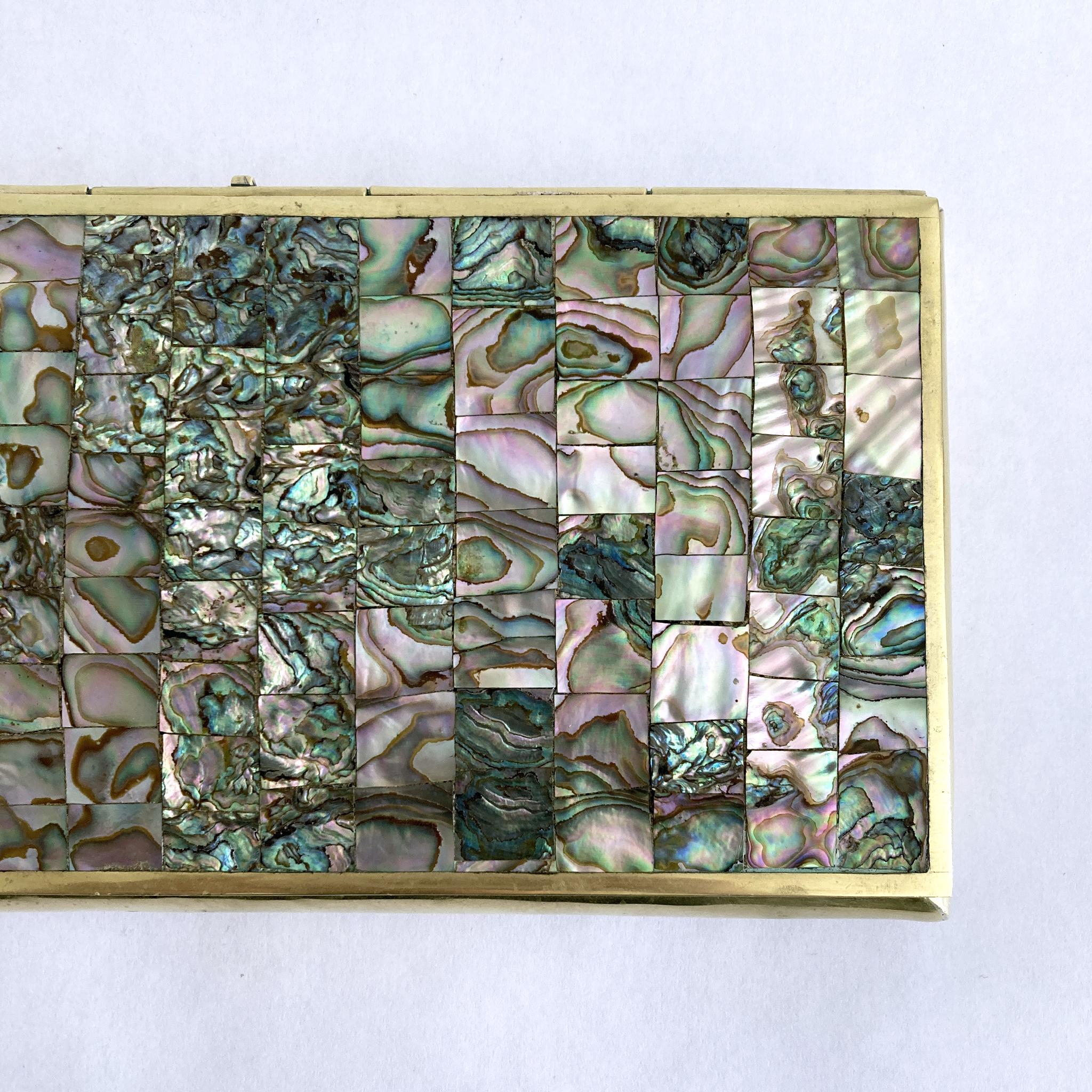 Scharnierbox aus Abalone-Muschel und Messing, Mosaikmuster auf dem Deckel, mit Holz ausgekleidet, Mitte des Jahrhunderts im Zustand „Gut“ im Angebot in New York, NY
