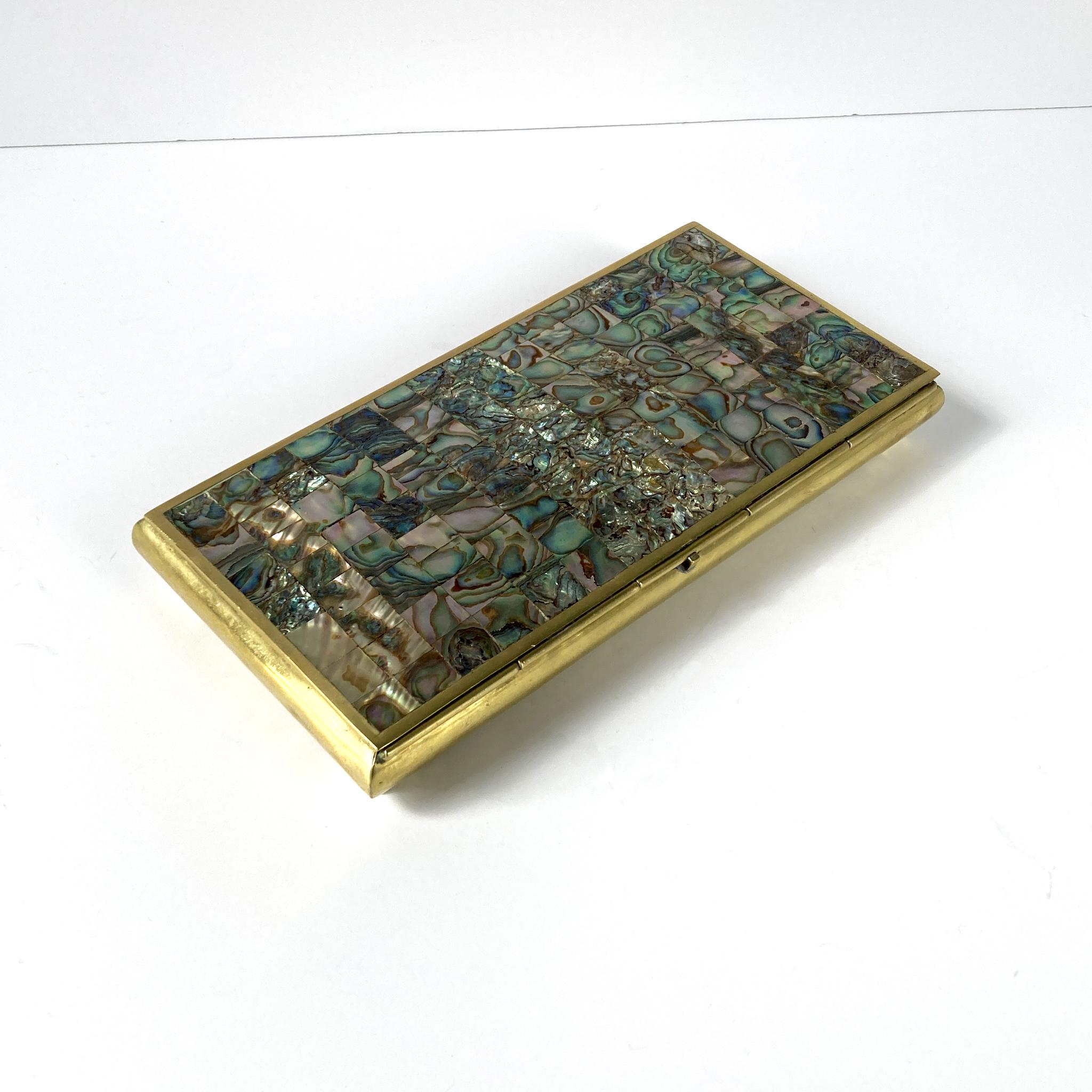 Scharnierbox aus Abalone-Muschel und Messing, Mosaikmuster auf dem Deckel, mit Holz ausgekleidet, Mitte des Jahrhunderts im Angebot 1