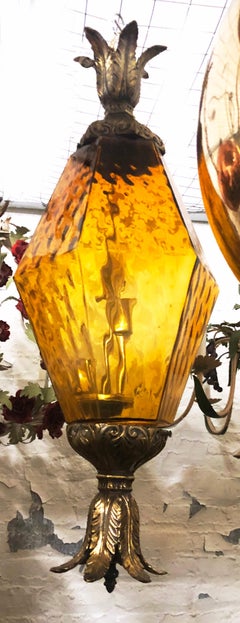 Farol de latón con follaje de cristal emplomado ámbar Hollywood Regency de mediados de siglo