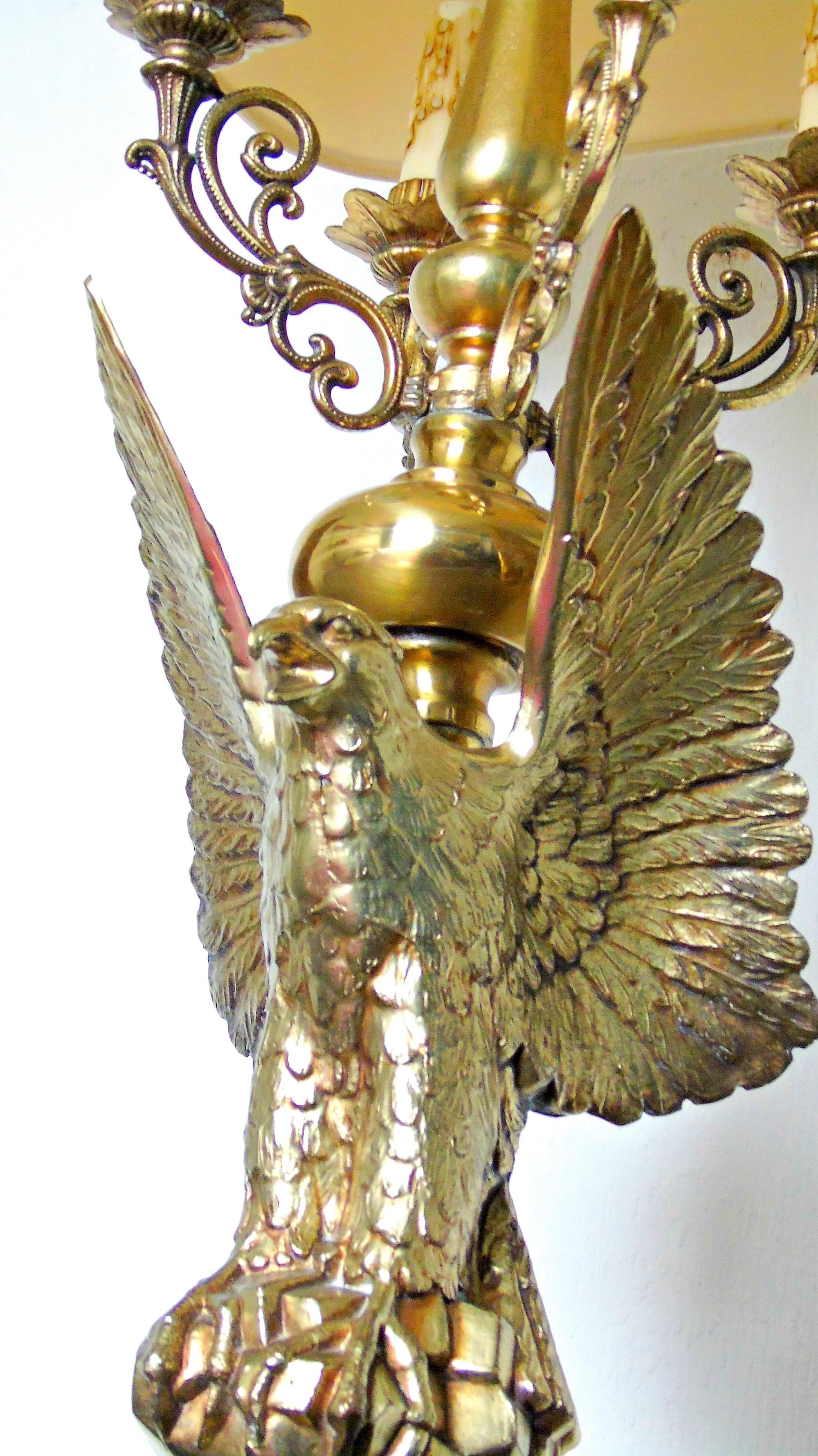 Midcentury eagle lamp from Deknudt. 

Hollywood Regency gilded brass eagle lamp with four lightpoints. 

Belgium, 1960s.

This piece is in perfect condition!

Tested and ready for use. 

Measures: Height 93 cm / 36,5