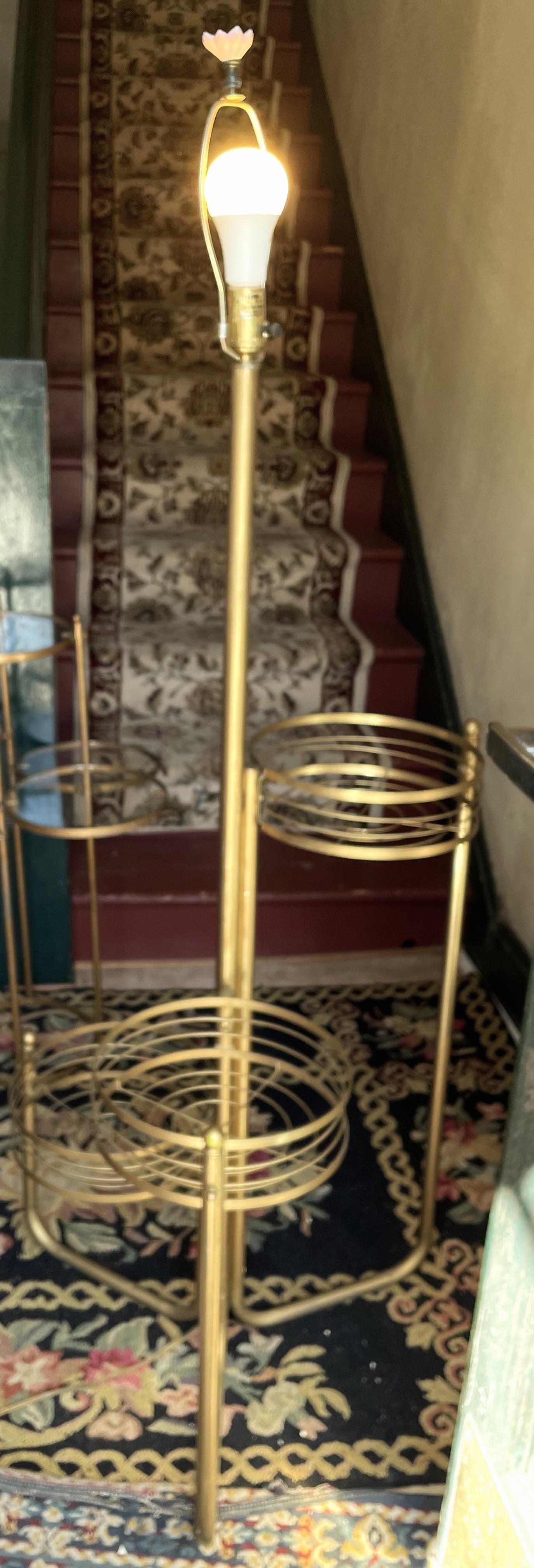 Mid-Century Hollywood Regency Gold-Stehlampe mit gestuften Pflanzgefäßhaltern aus Draht mit Korb, Hollywood Regency im Angebot 6