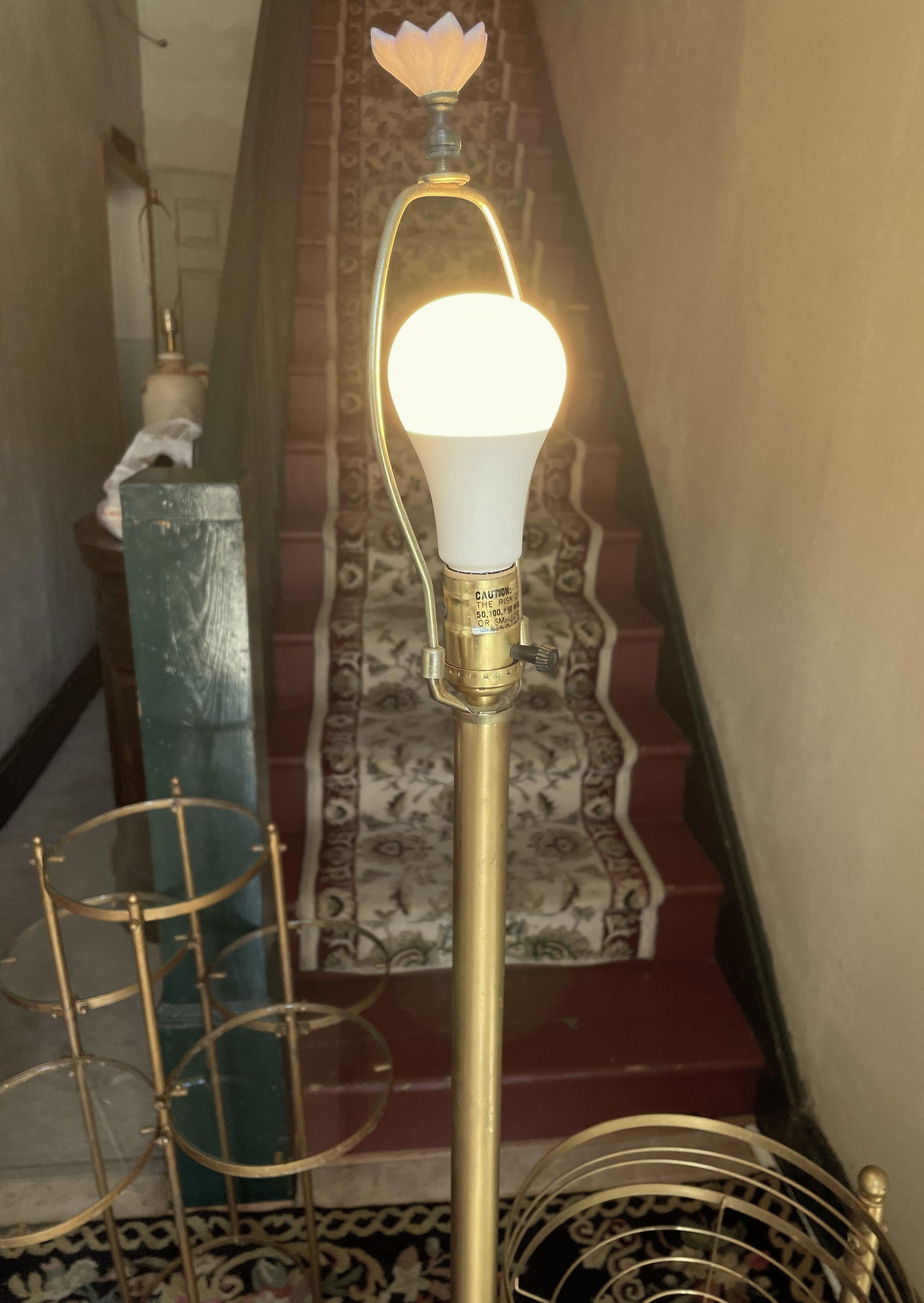 Mid-Century Hollywood Regency Gold-Stehlampe mit gestuften Pflanzgefäßhaltern aus Draht mit Korb, Hollywood Regency im Angebot 7