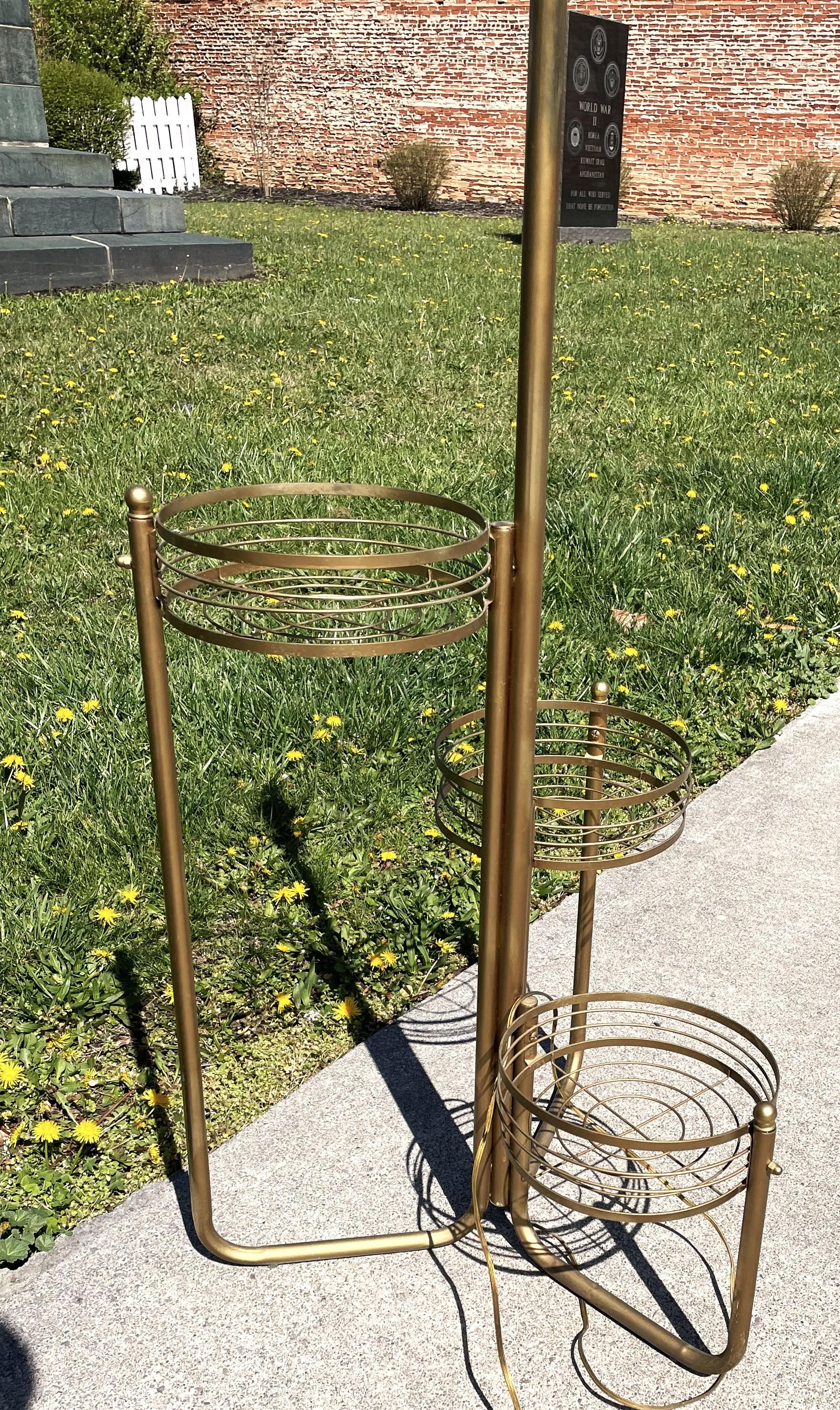 Midcentury Hollywood Regency Gold Floor Lamp w/ Wire Basket Tiered Plant Holders In Fair Condition In Clifton Forge, VA