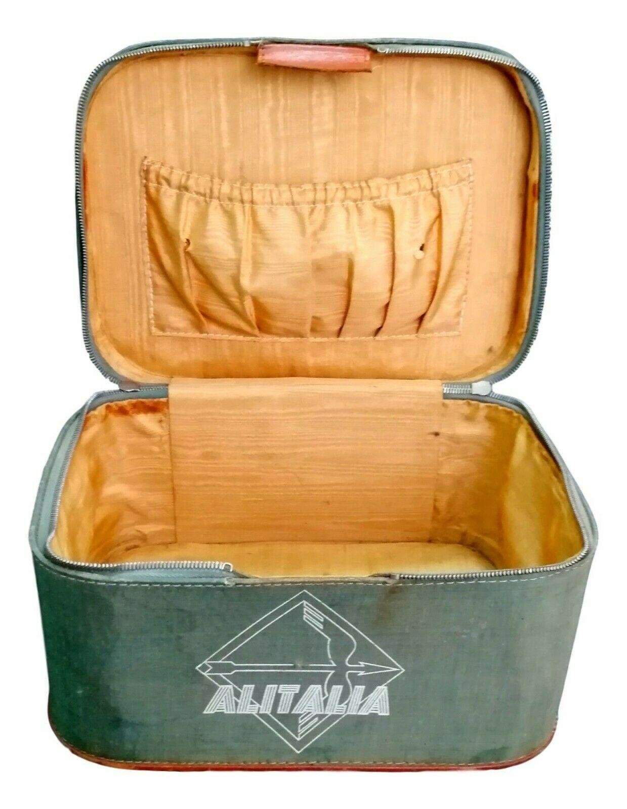 Very rare 50s Alitalia trunk, intended exclusively for flight personnel, the hostess

It measures 30 cm wide by 22 cm deep, 18 cm high

Vintage condition, as shown in the photos, with zip still working and original of the time, for a unique