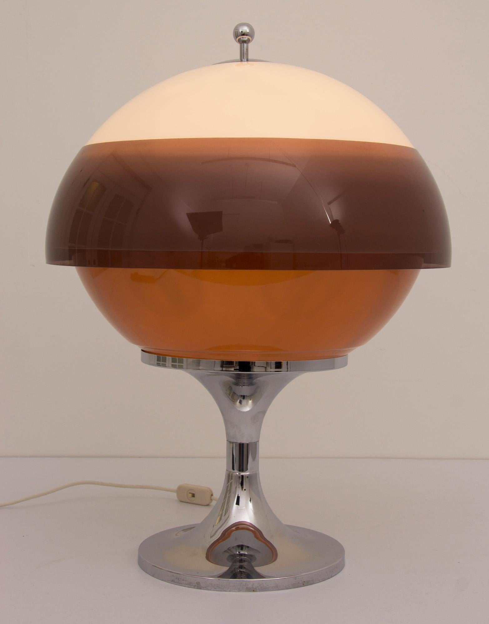 Midcentury large globe lamp, the globe in white and maroon perspex which illuminates to a burnt orange, has a loos fitting maroon Saturn ring or skirt.
Very unusual piece.
Measures: H 75 cm, W 54 cm, D 54 cm
Italy, circa 1960.