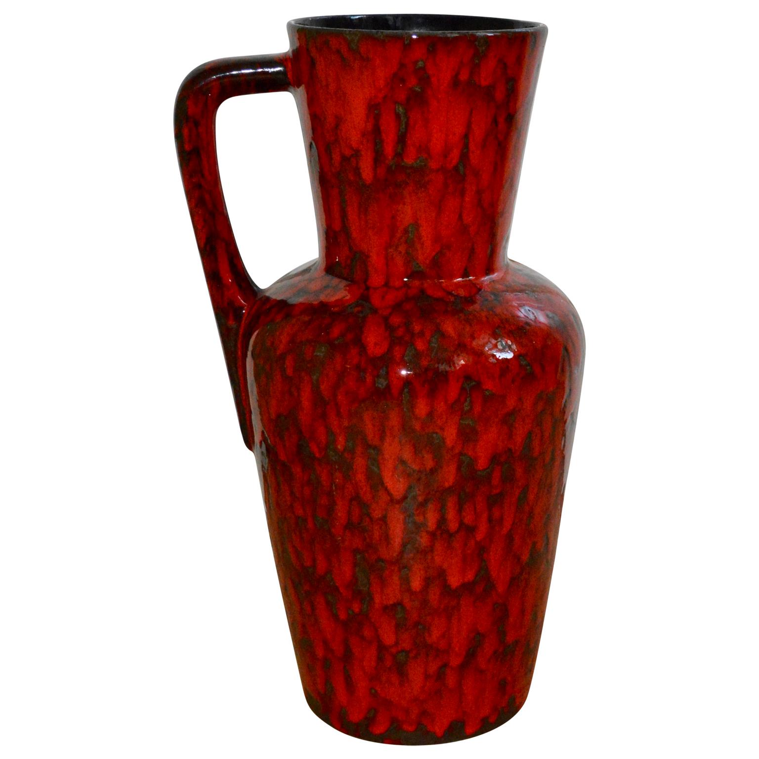 Grand vase de sol du milieu du siècle, en forme de pichet, émaillé de lave rouge. Le vase est numéroté et attribué à Scheurich Keramik.