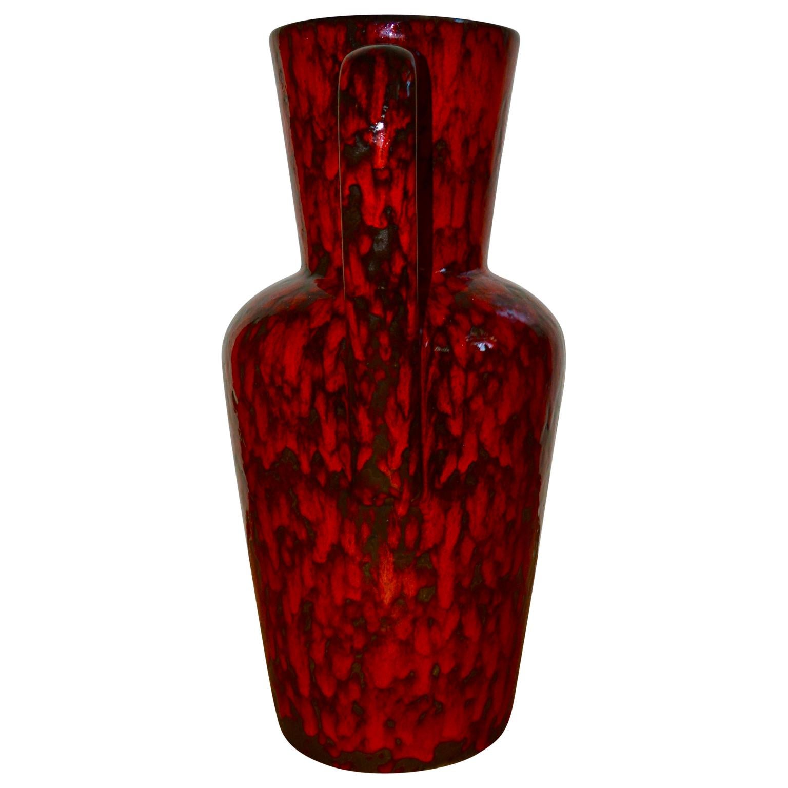 Mid-Century Modern Grand vase de sol en lave rouge émaillée du milieu du siècle dernier en vente