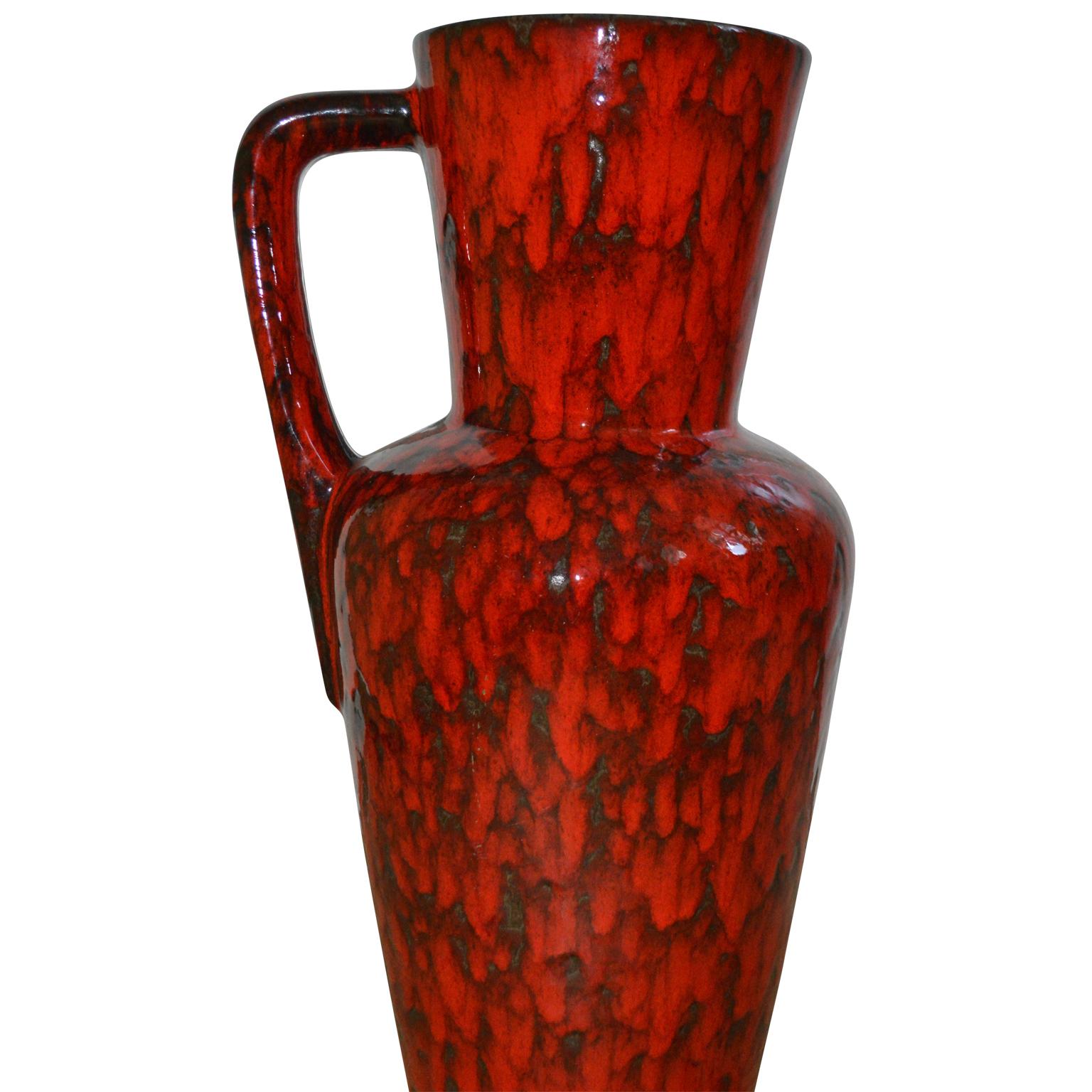 Allemand Grand vase de sol en lave rouge émaillée du milieu du siècle dernier en vente
