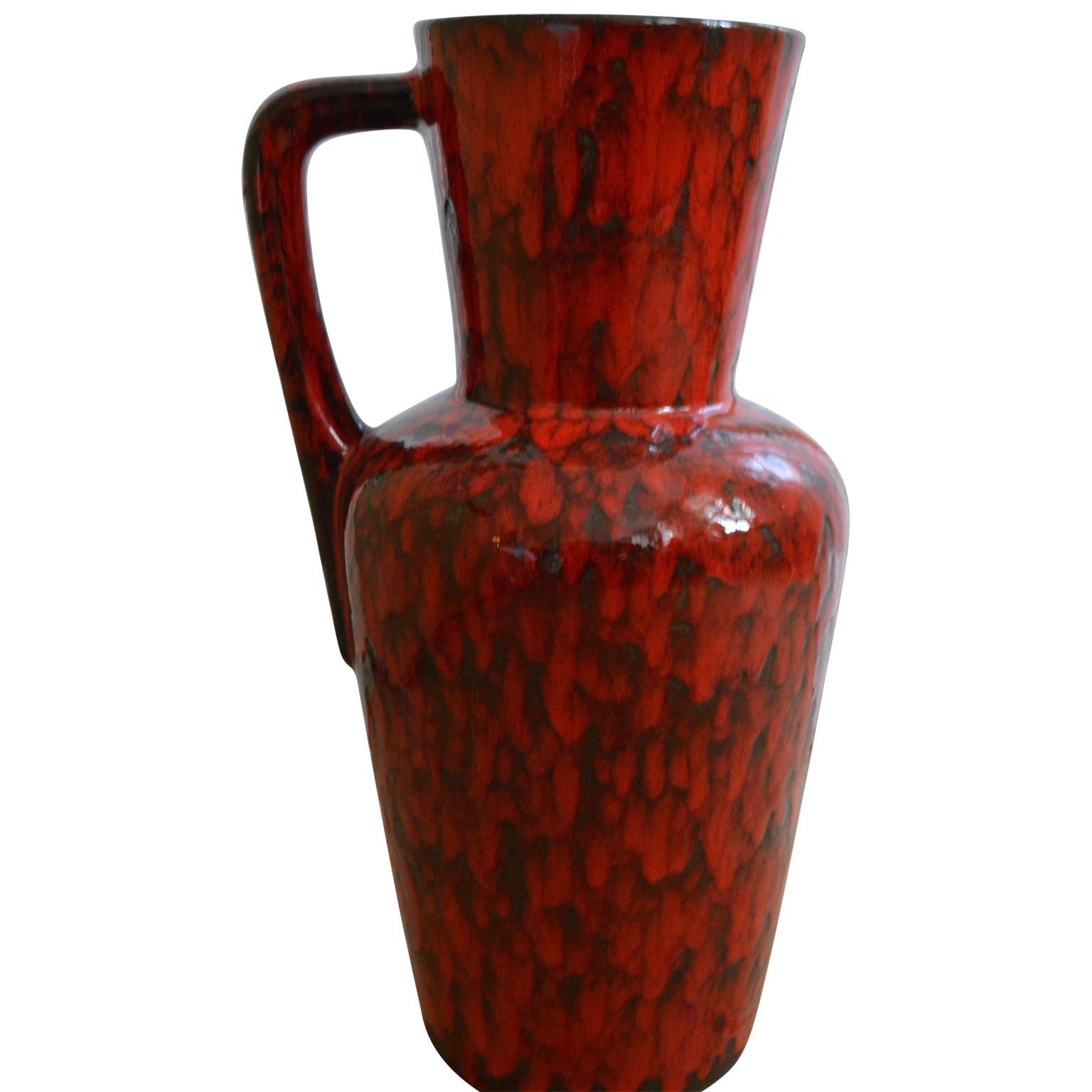 Vernissé Grand vase de sol en lave rouge émaillée du milieu du siècle dernier en vente
