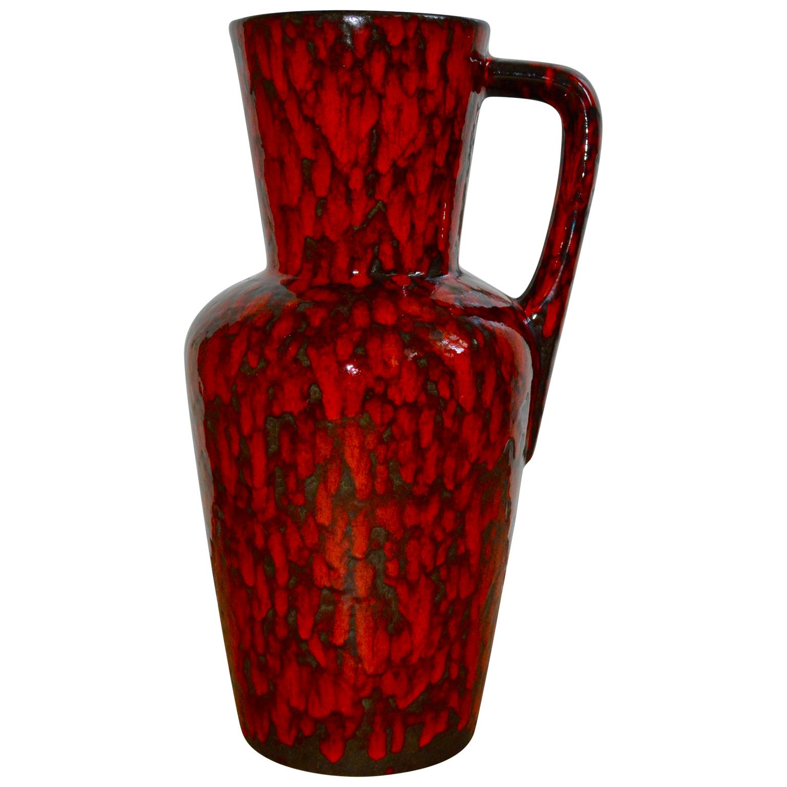Milieu du XXe siècle Grand vase de sol en lave rouge émaillée du milieu du siècle dernier en vente