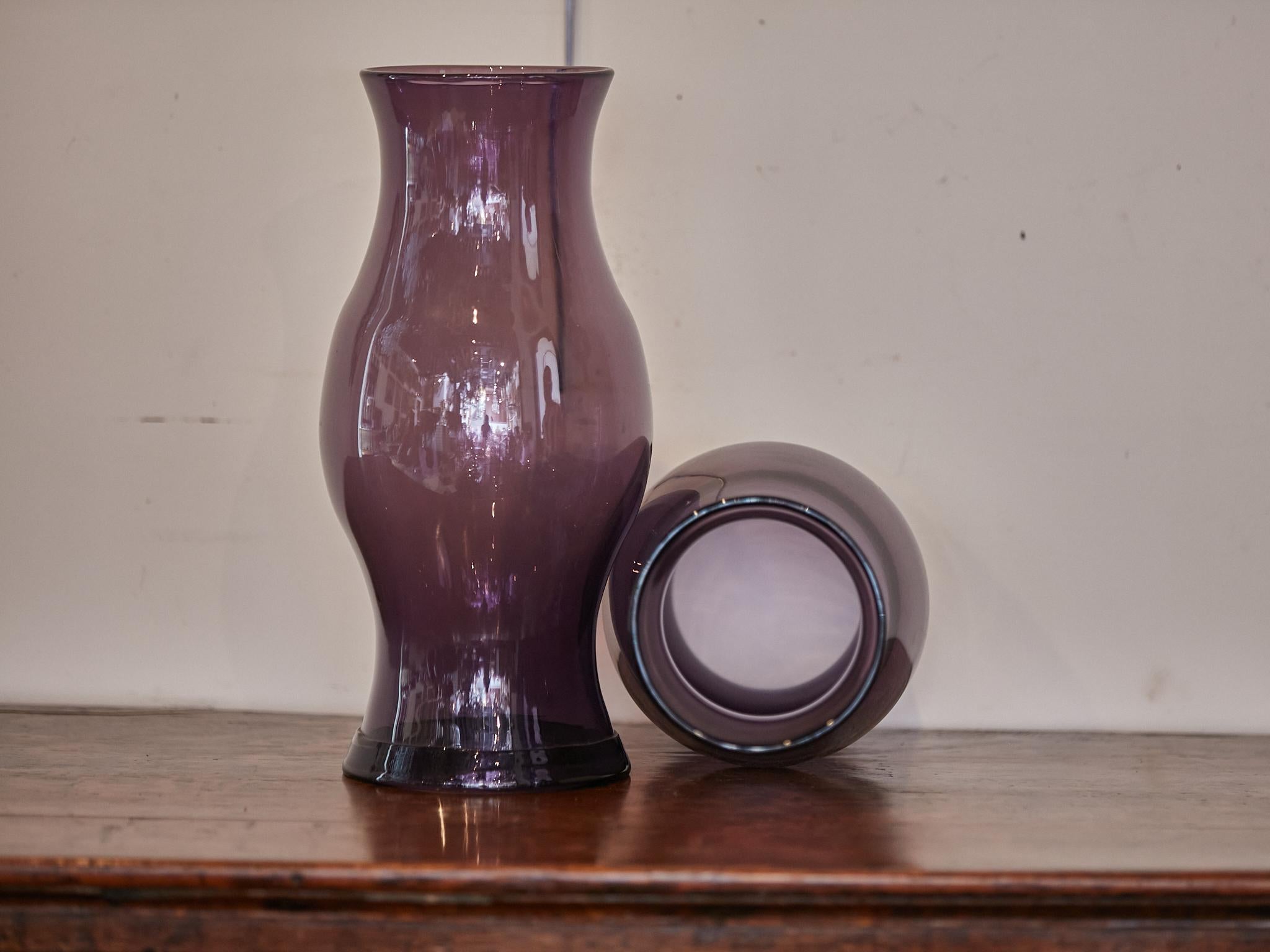 Mitte des Jahrhunderts Amethyst Farbe Hurricane Lampe Glasschirme, ein Paar im Angebot 3