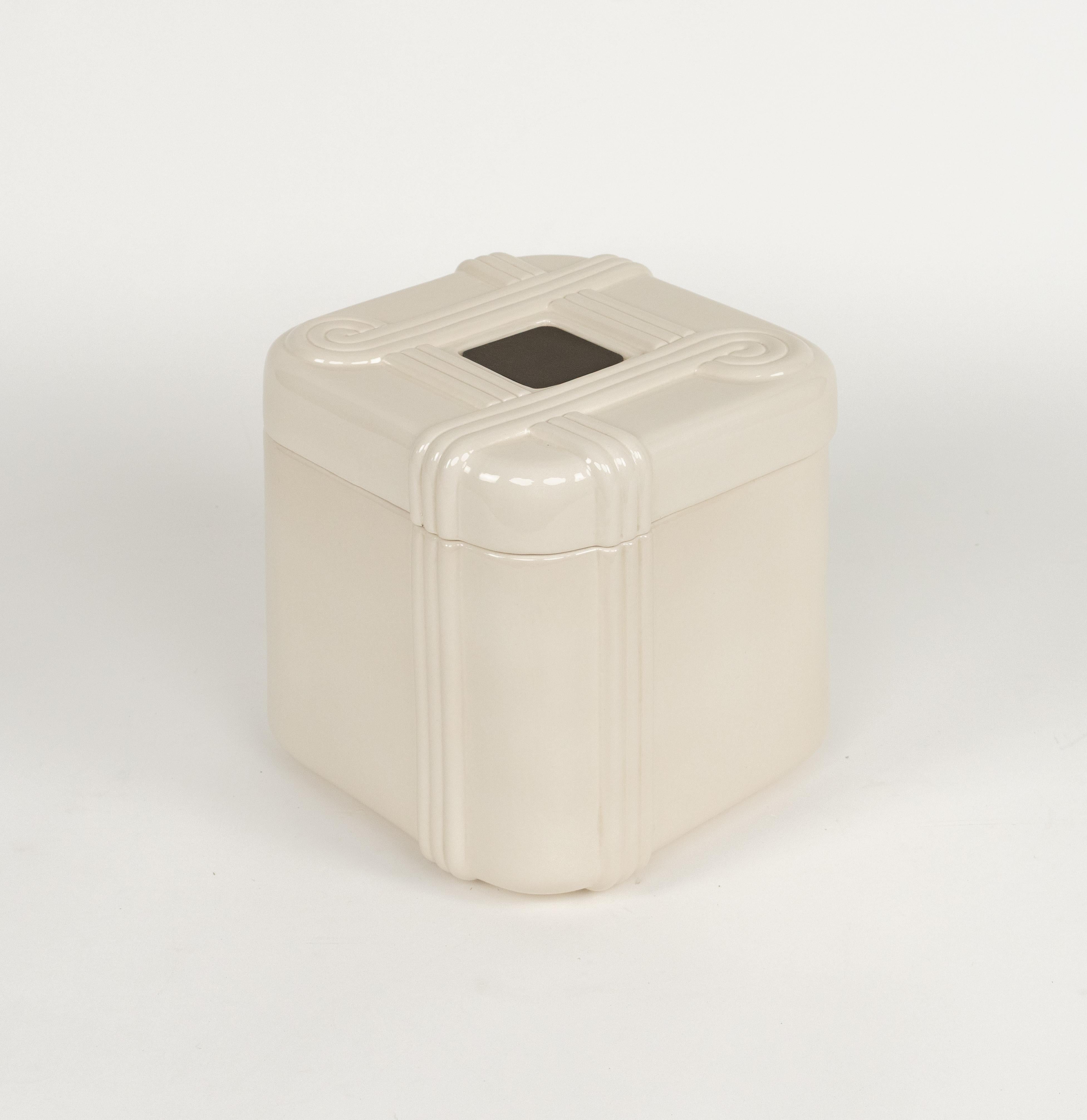 Midcentury beautiful large ice bucket in ceramic and brass by Tommaso Barbi For Studio A.

Made in Italy in the 1970s.